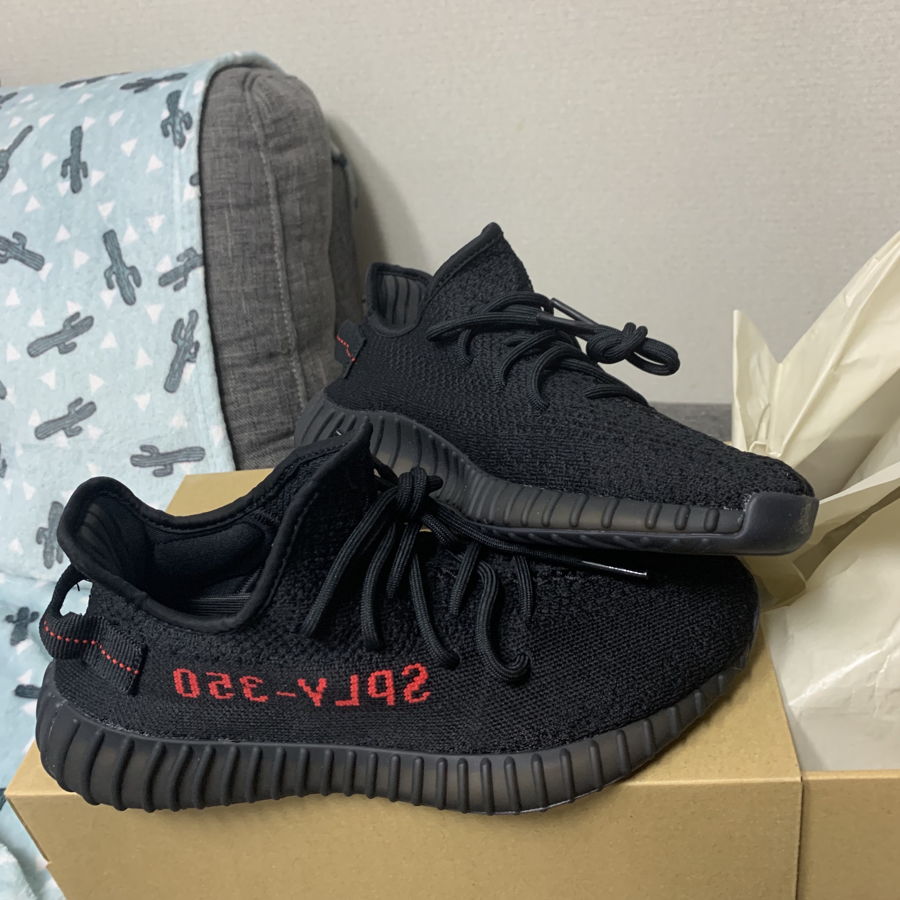 Adidas Yeezy Boost 350 V2 Black Red 2020 착용 스타일