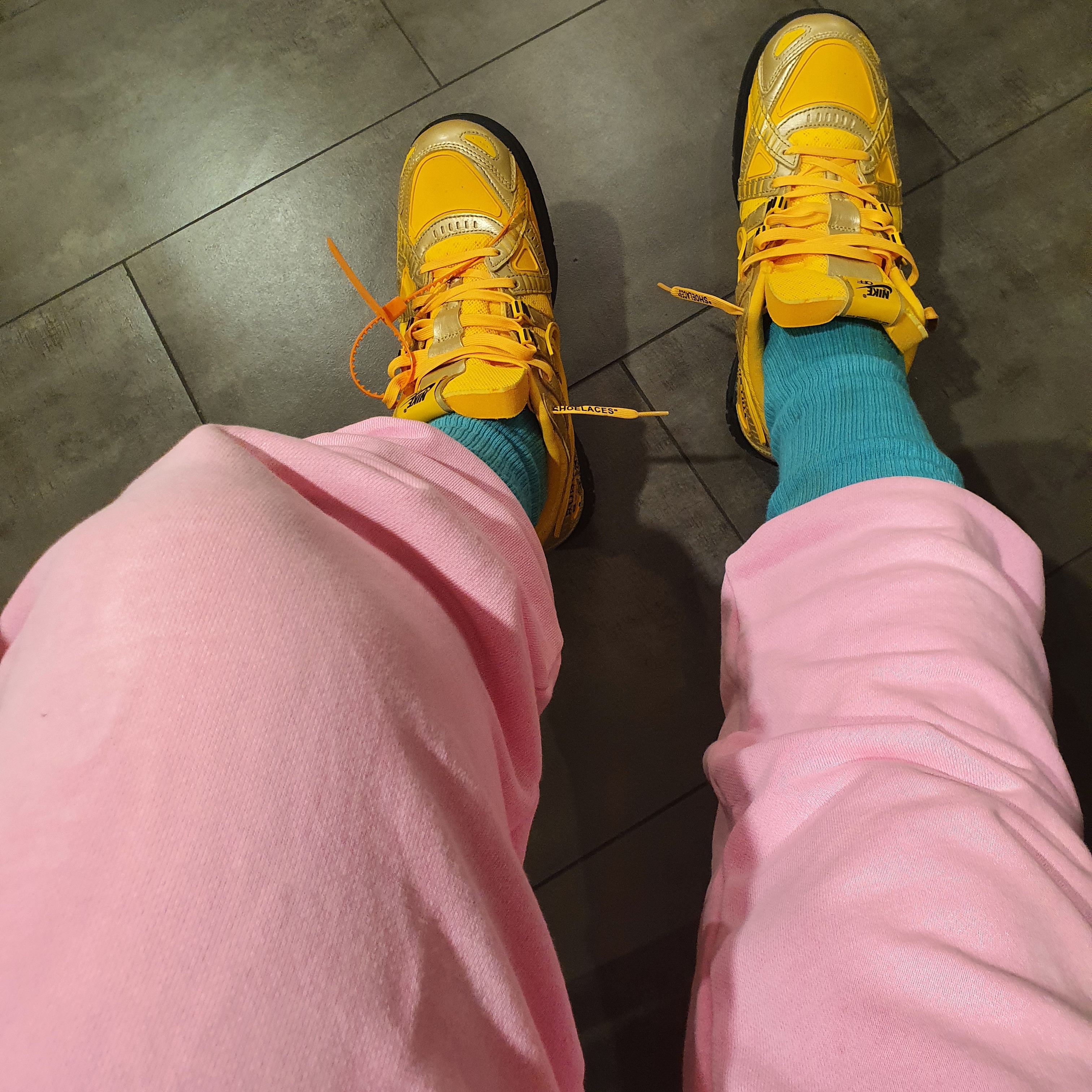 Nike x Off-White Air Rubber Dunk University Gold 착용 스타일