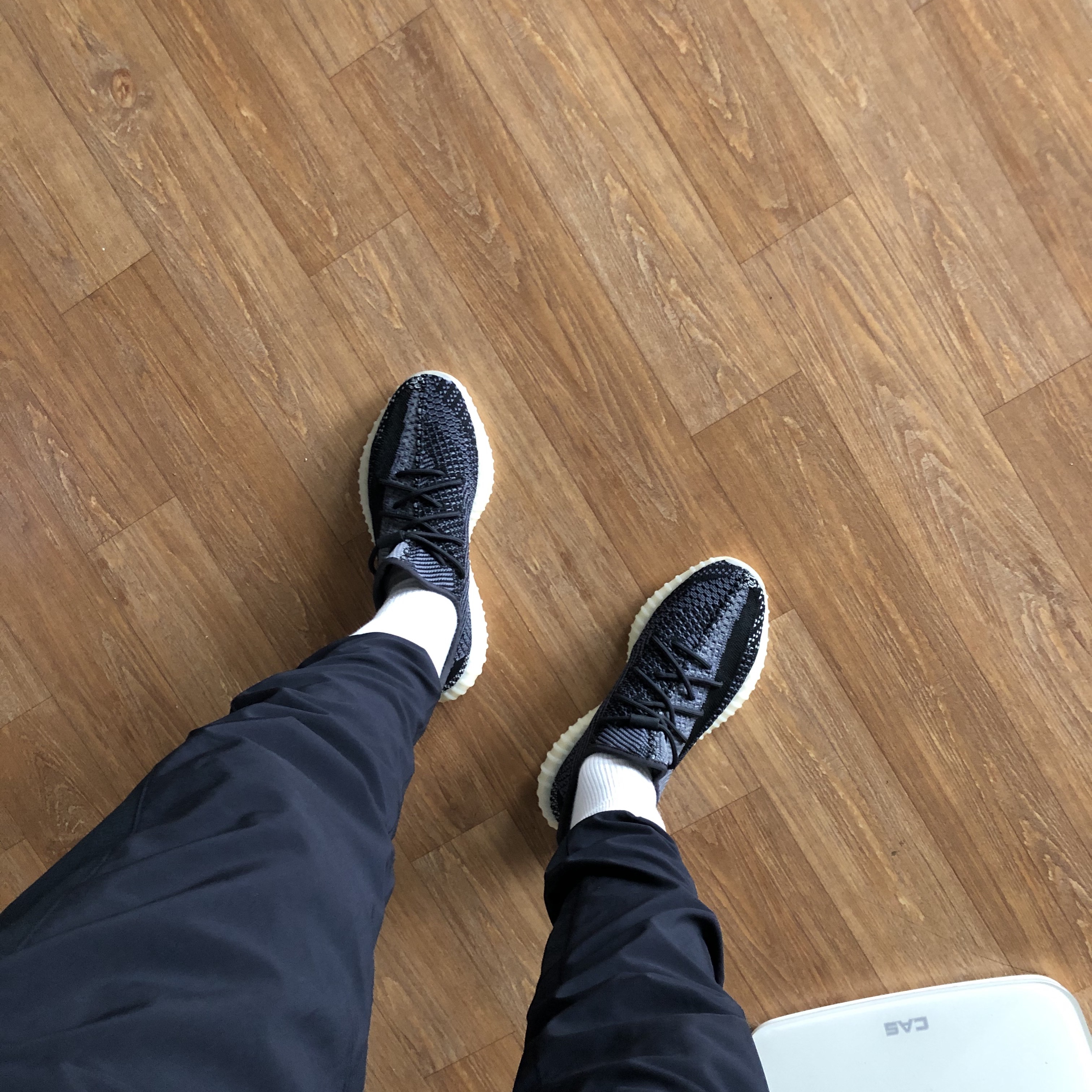 Adidas Yeezy Boost 350 V2 Carbon 착용 스타일