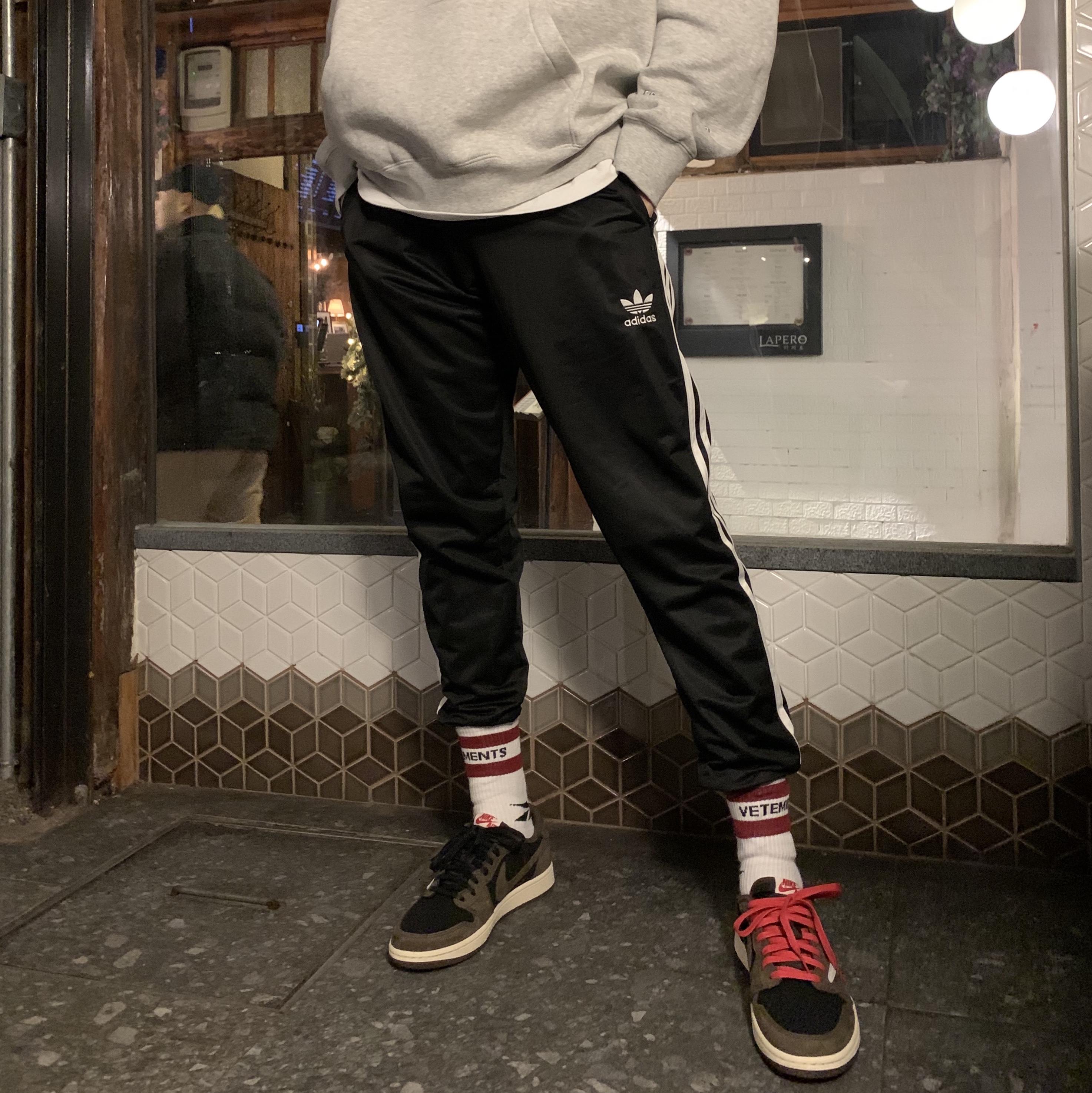 Jordan 1 x Travis Scott Retro Low OG SP Mocha 착용 스타일 - 2