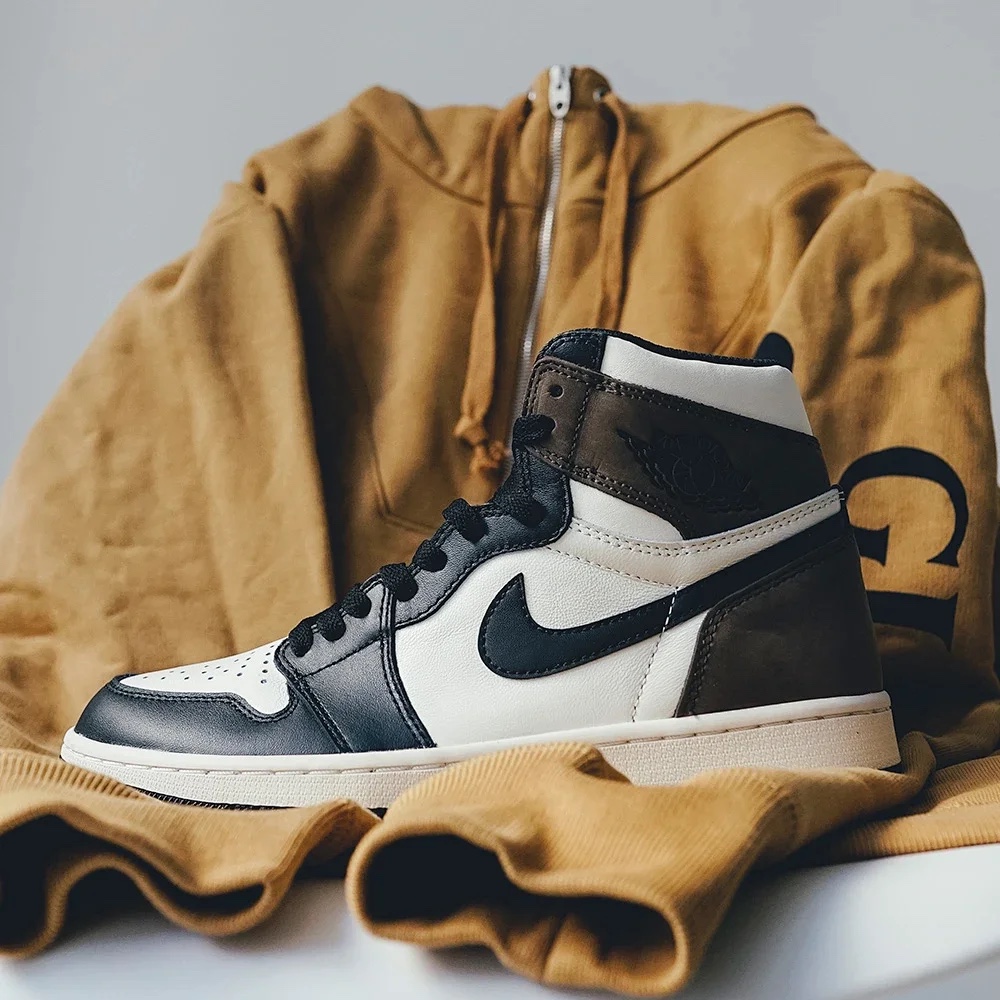 Jordan 1 Retro High OG Black Mocha 착용 스타일 - 2
