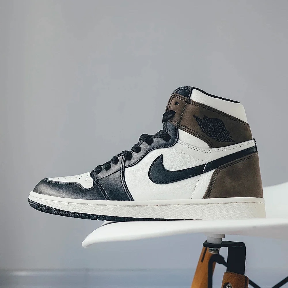 Jordan 1 Retro High OG Black Mocha 착용 스타일 - 1