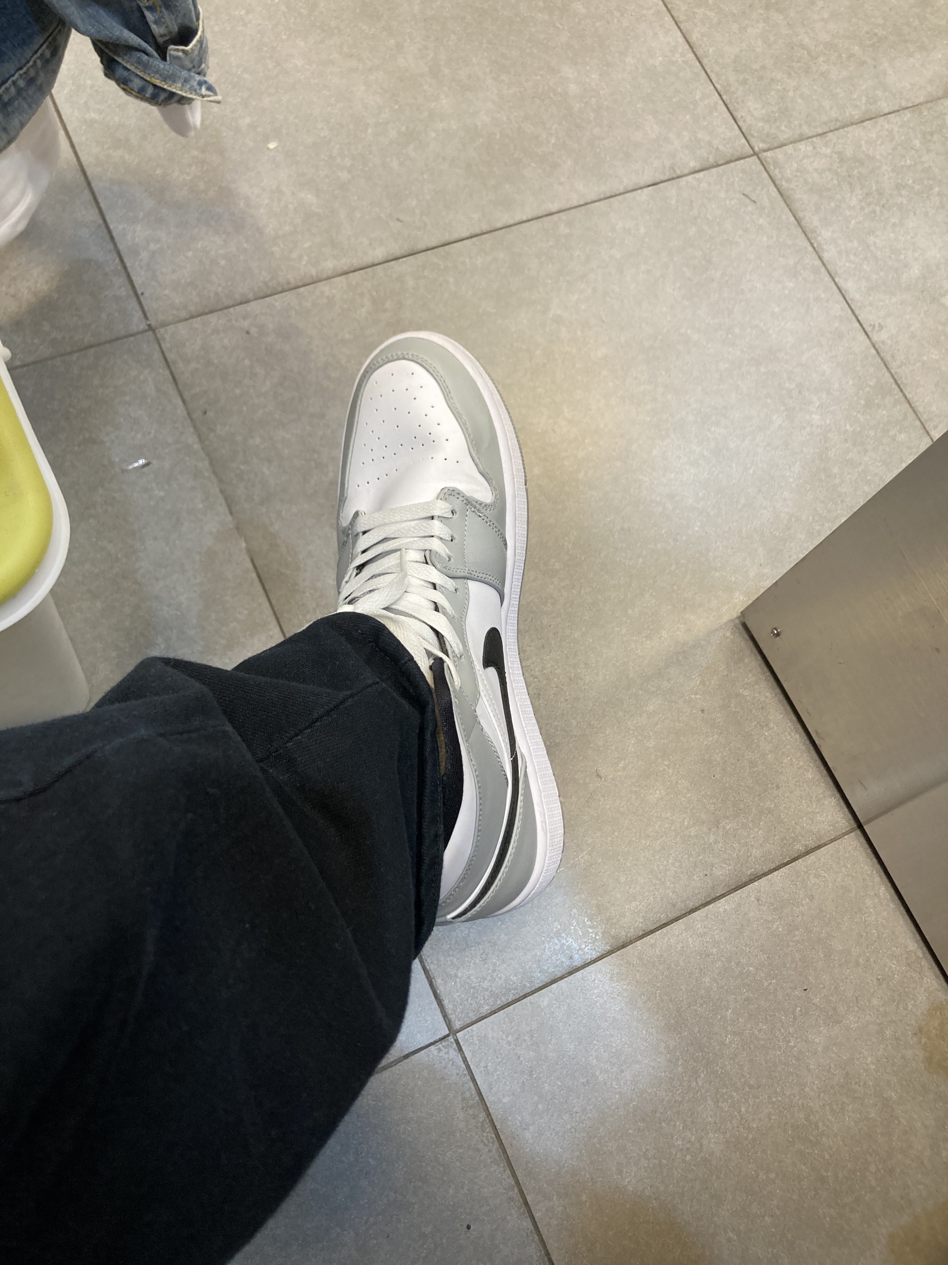 Jordan 1 Mid Light Smoke Grey 착용 스타일