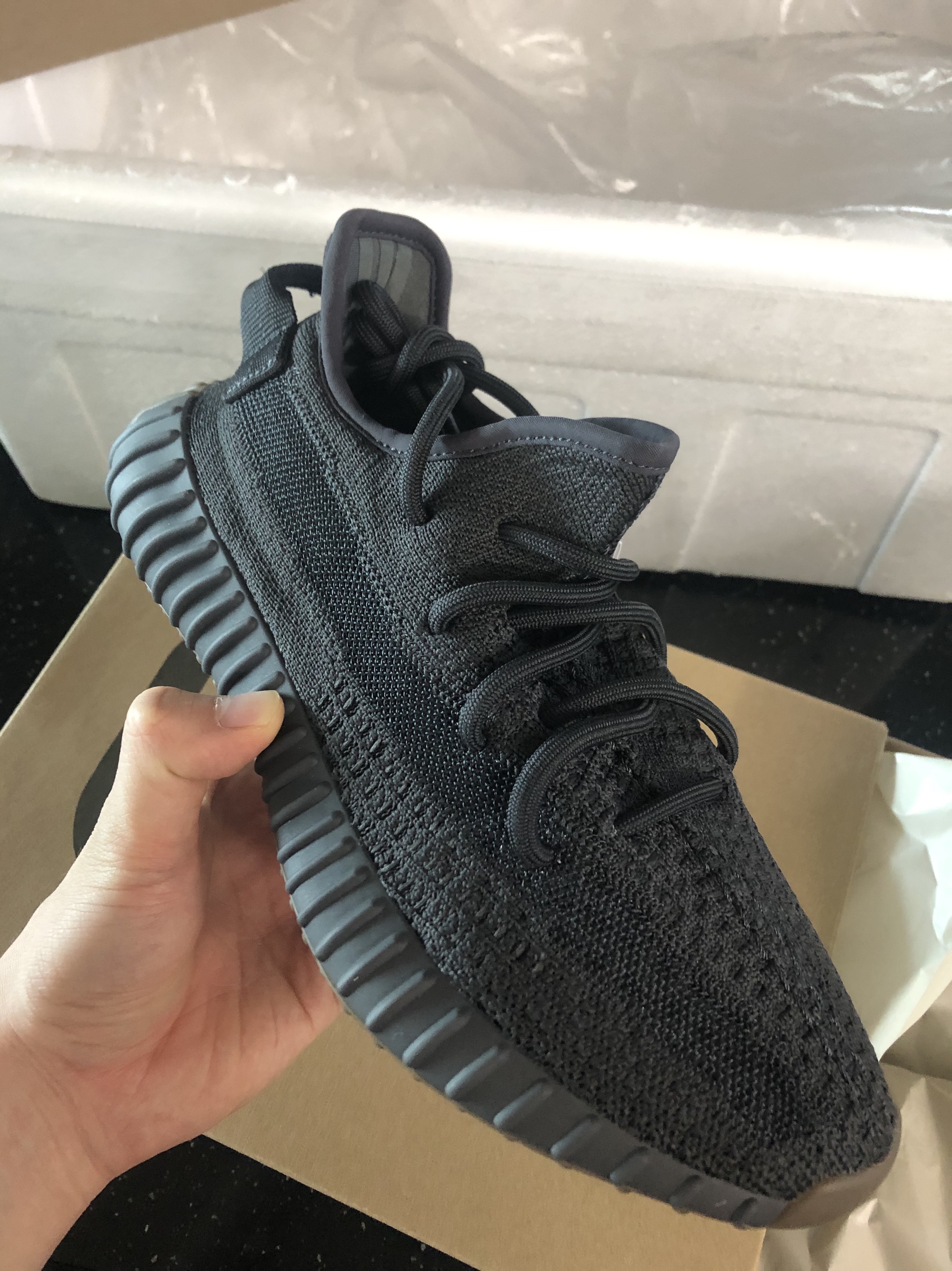 Adidas Yeezy Boost 350 V2 Cinder 착용 스타일