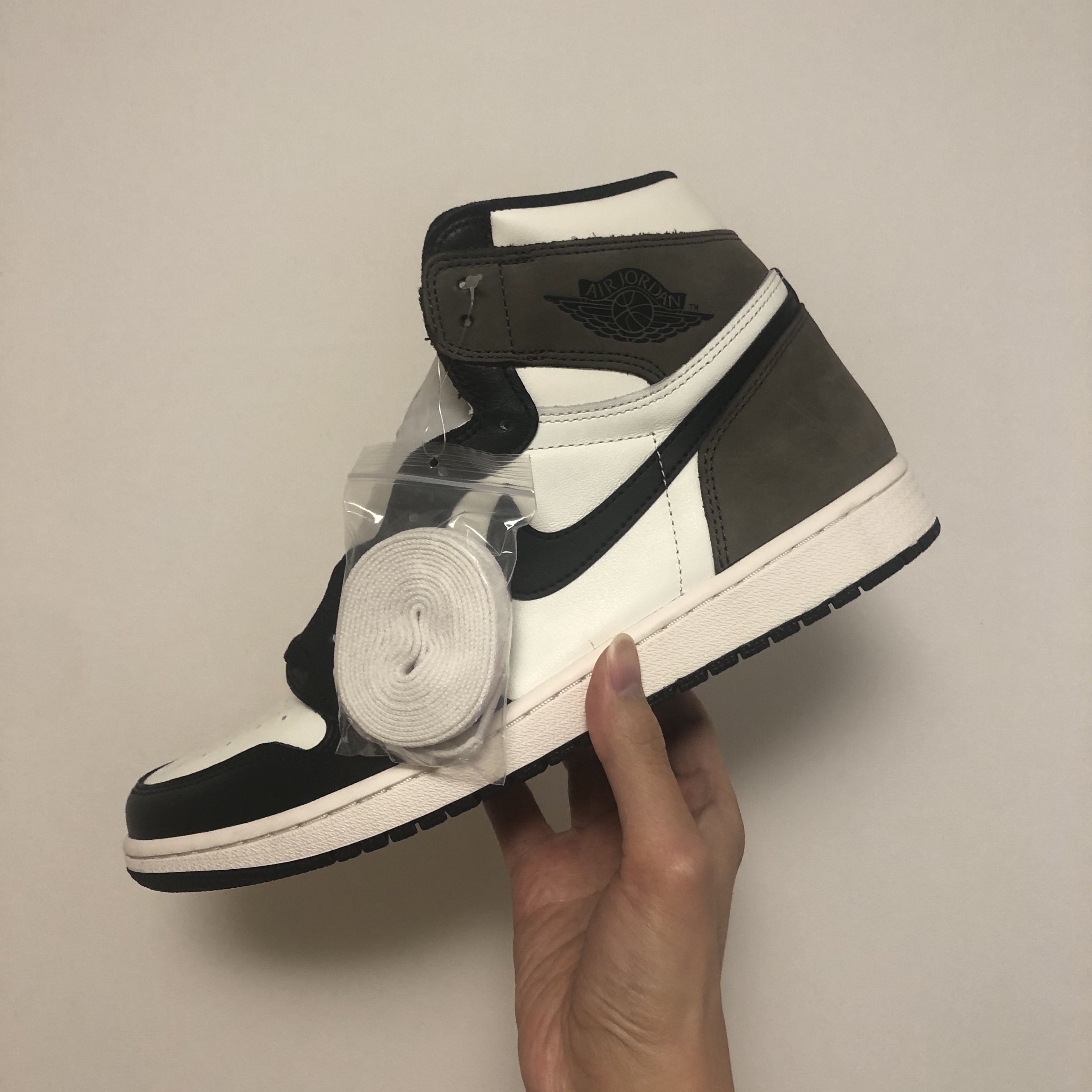 Jordan 1 Retro High OG Black Mocha 착용 스타일