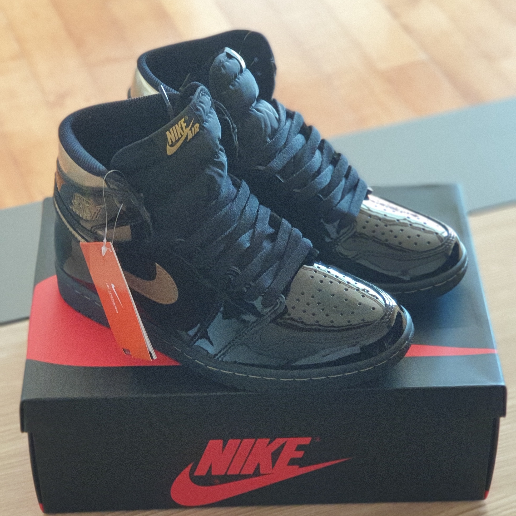 Jordan 1 Retro High OG Metallic Gold 착용 스타일 - 2
