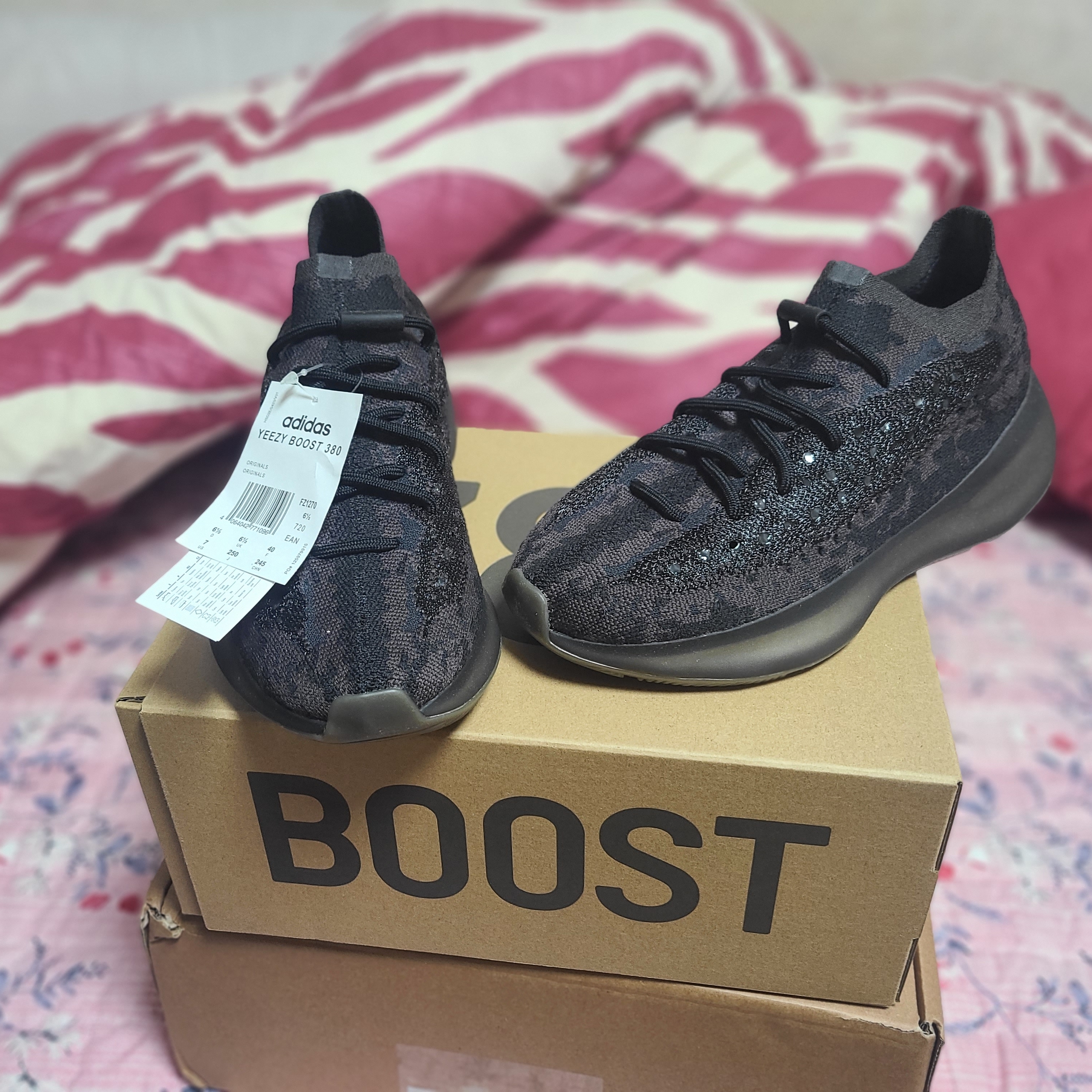 Adidas Yeezy Boost 380 Onyx - Non-Reflective 착용 스타일
