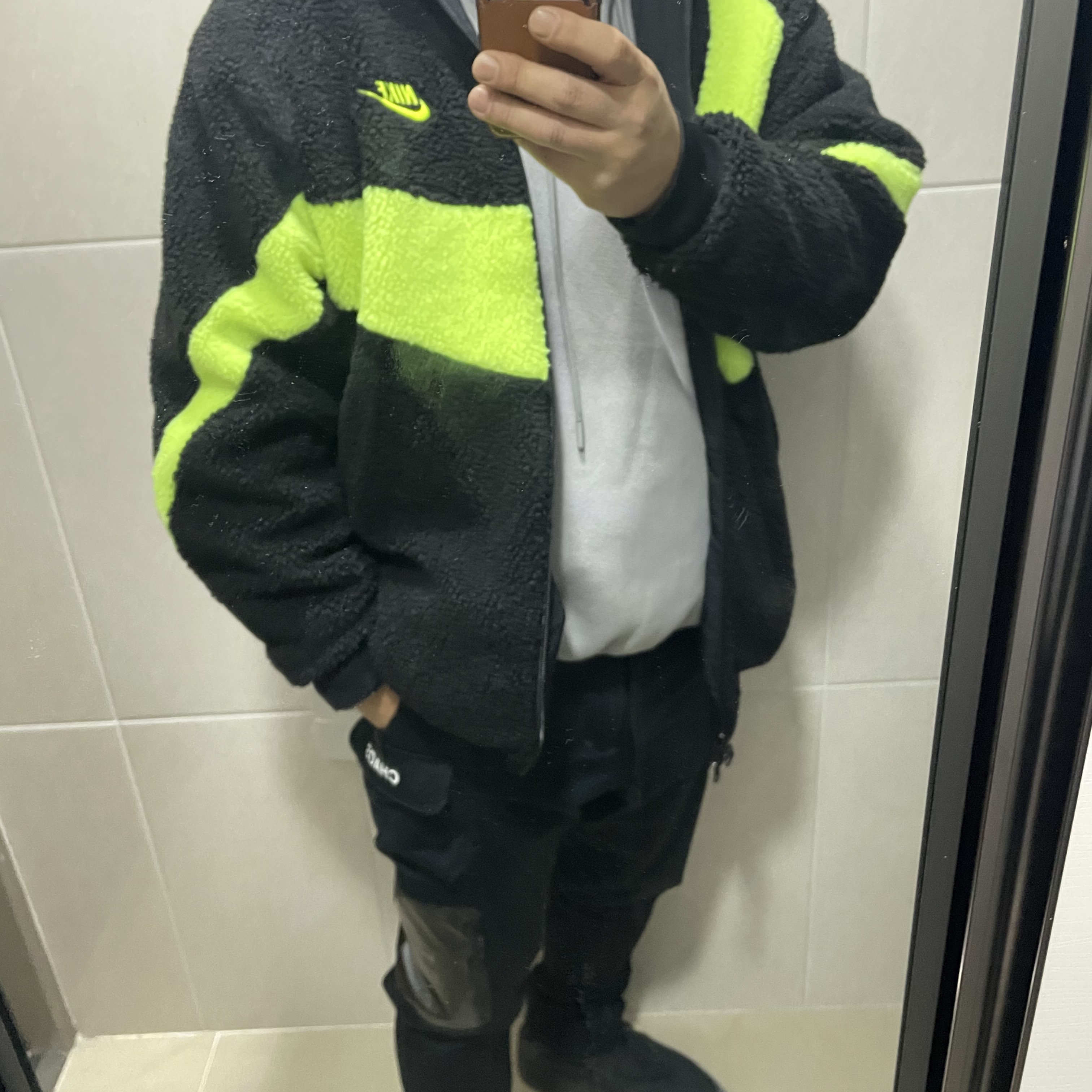 Nike Big Swoosh Full Zip Jacket Black Volt 착용 스타일