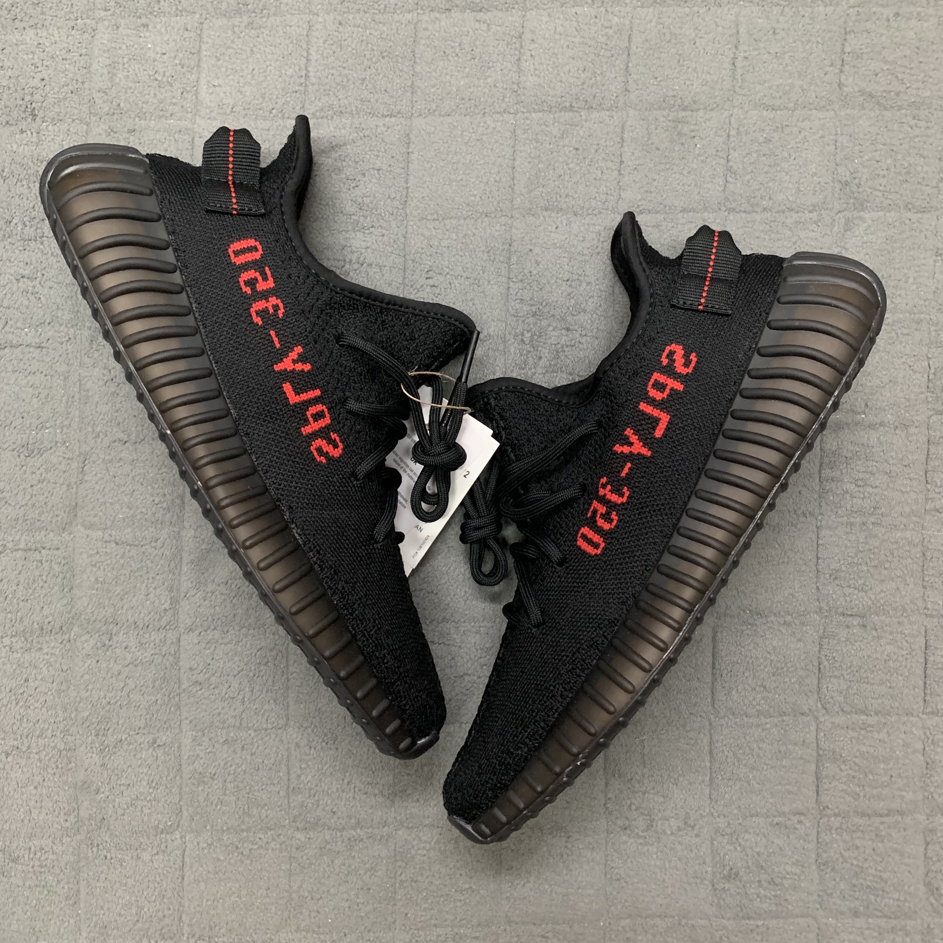 Adidas Yeezy Boost 350 V2 Black Red 2020 착용 스타일