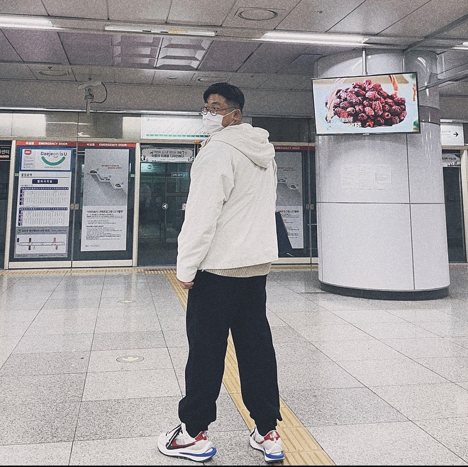 Nike x Sacai VaporWaffle Royal Fuchsia 착용 스타일 - 2