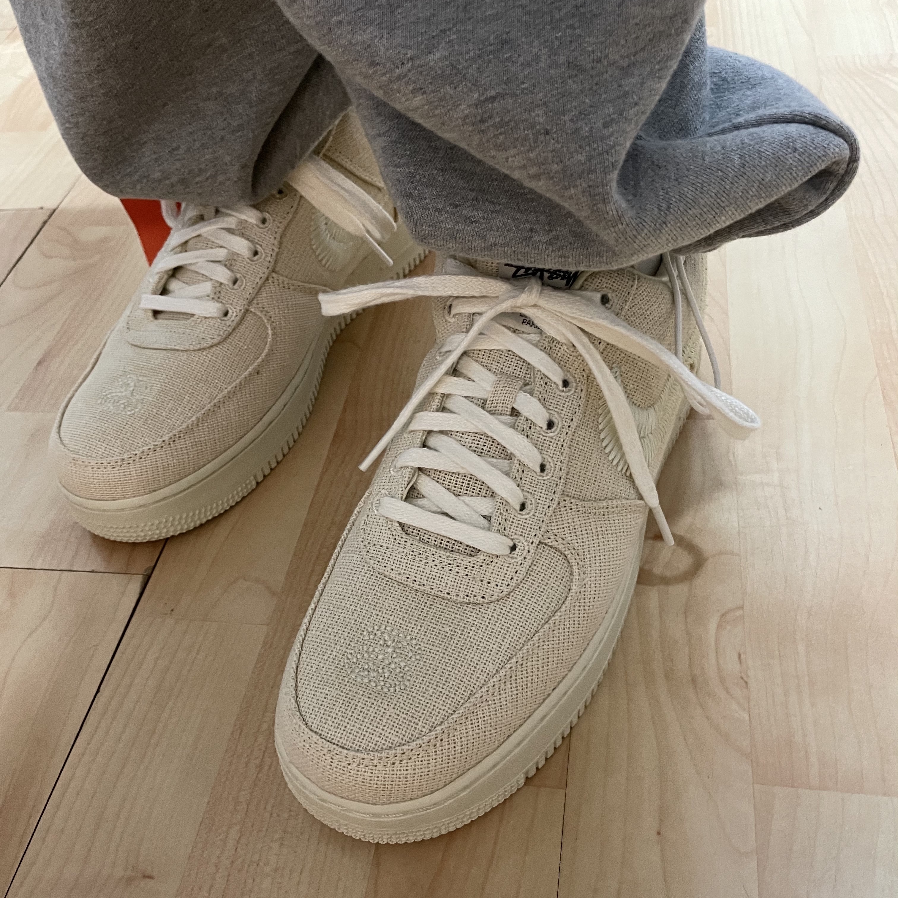 Nike x Stussy Air Force 1 Low Fossil 착용 스타일 - 1