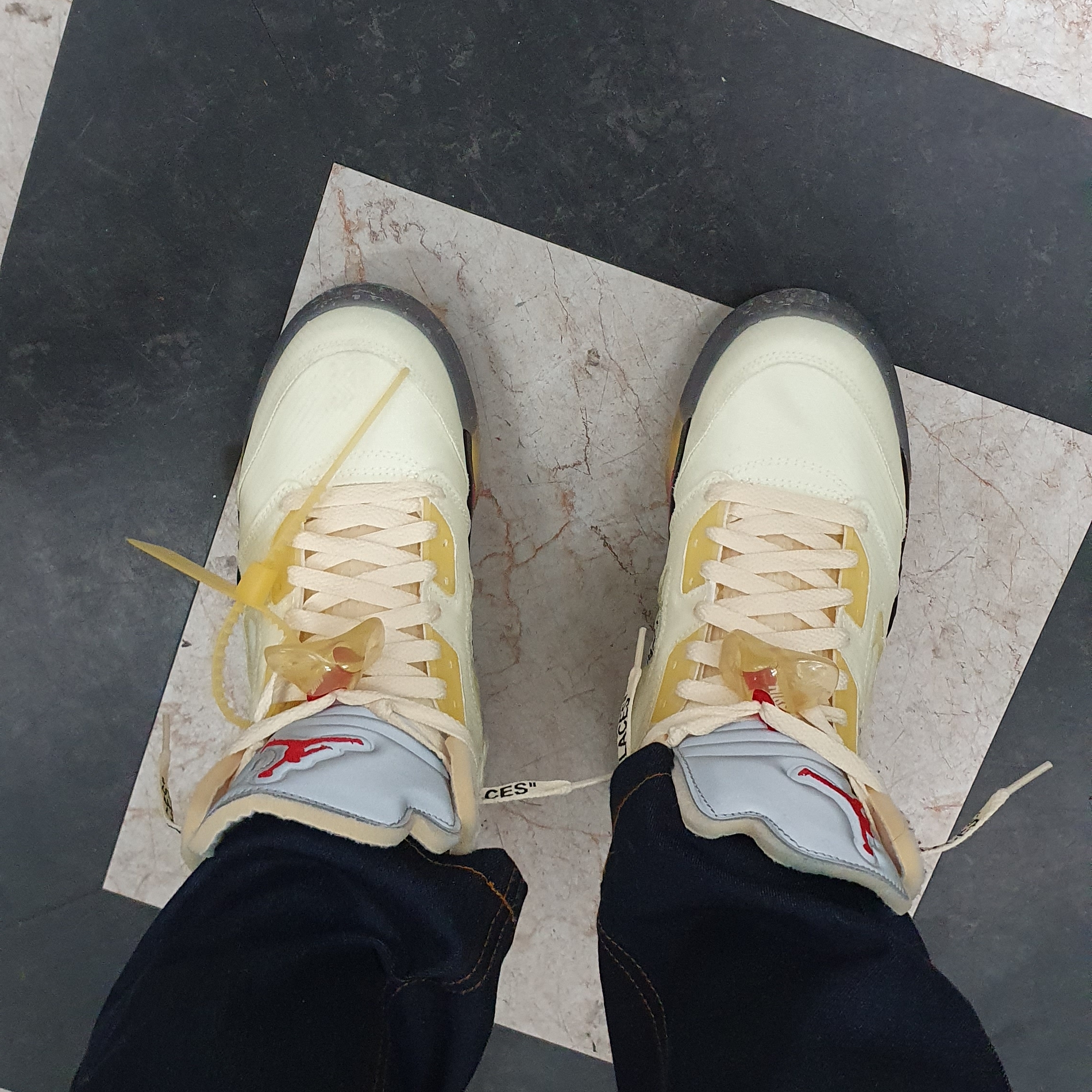 Jordan 5 x Off-White Retro SP Sail Fire Red 착용 스타일