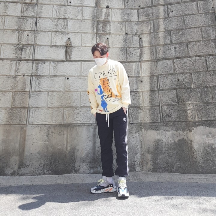 Adidas Yeezy Boost 700 Wave Runner Solid Grey 2017/2019 착용 스타일
