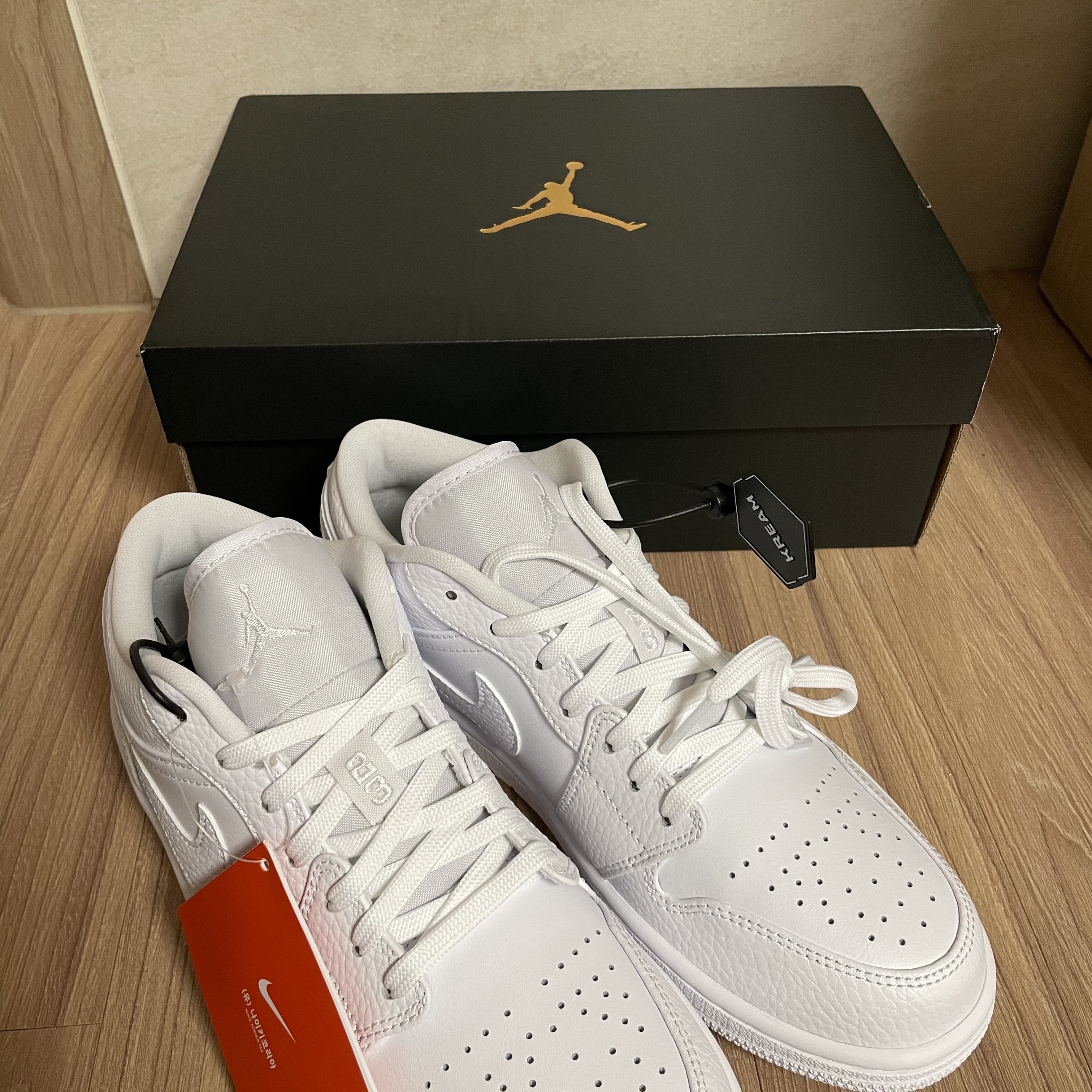 Jordan 1 Low Triple White Tumbled Leather 2020 착용 스타일 - 3