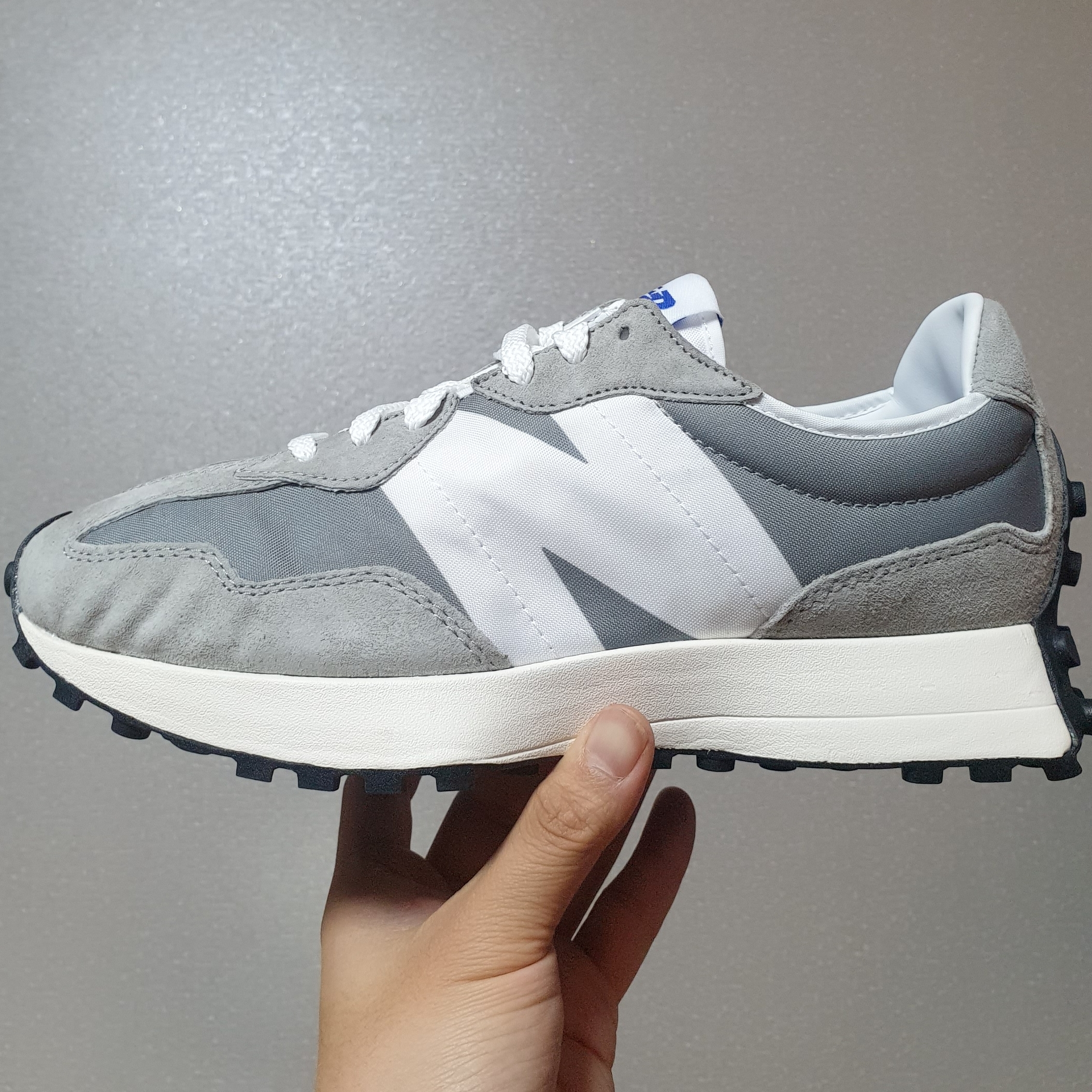 New Balance 327 Grey 착용 스타일