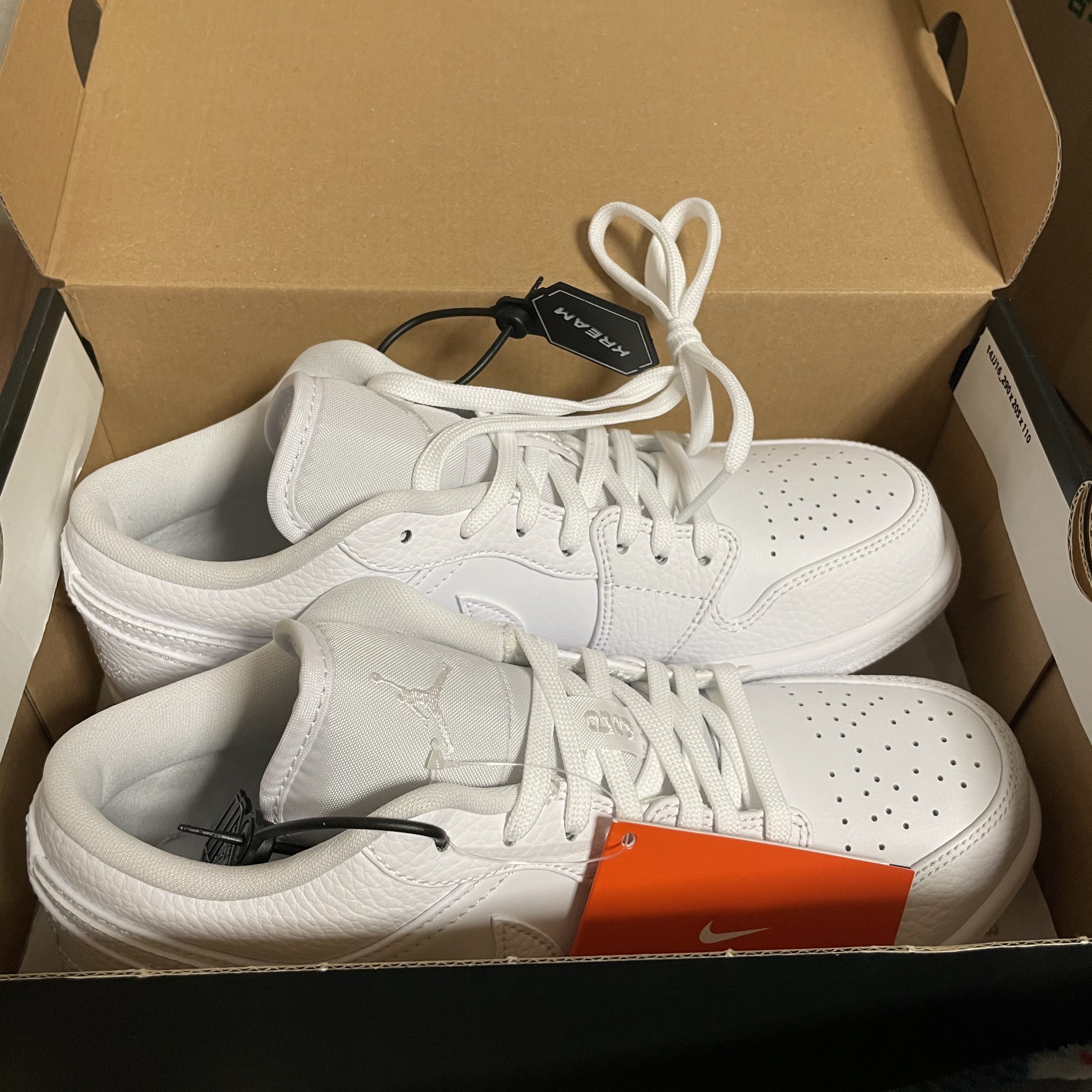 Jordan 1 Low Triple White Tumbled Leather 2020 착용 스타일 - 2