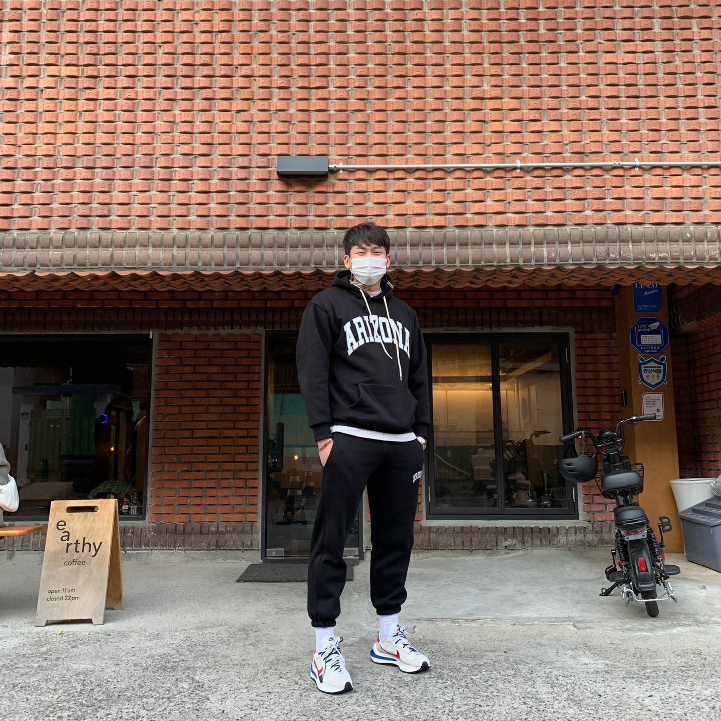 Nike x Sacai VaporWaffle Royal Fuchsia 착용 스타일