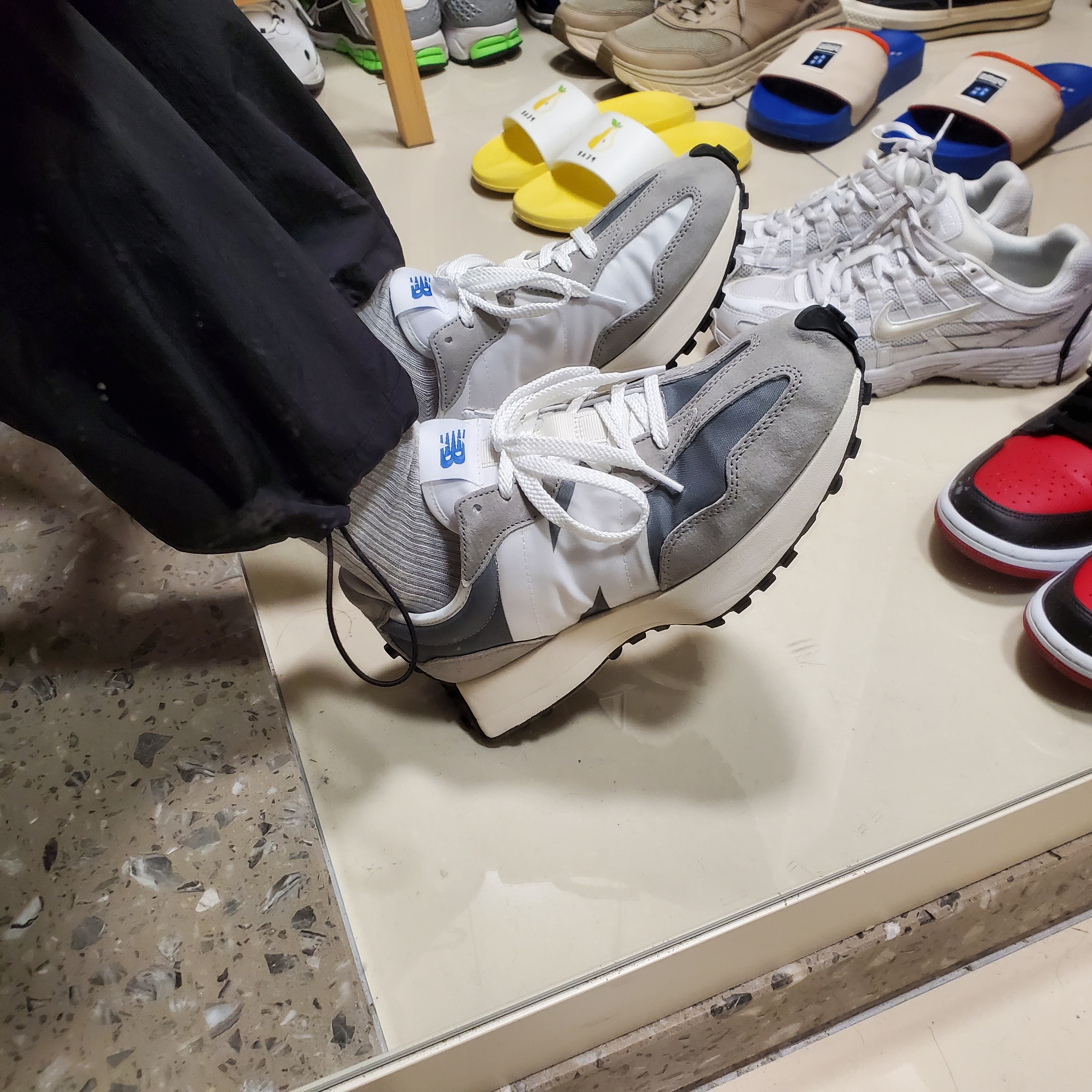 New Balance 327 Grey 착용 스타일