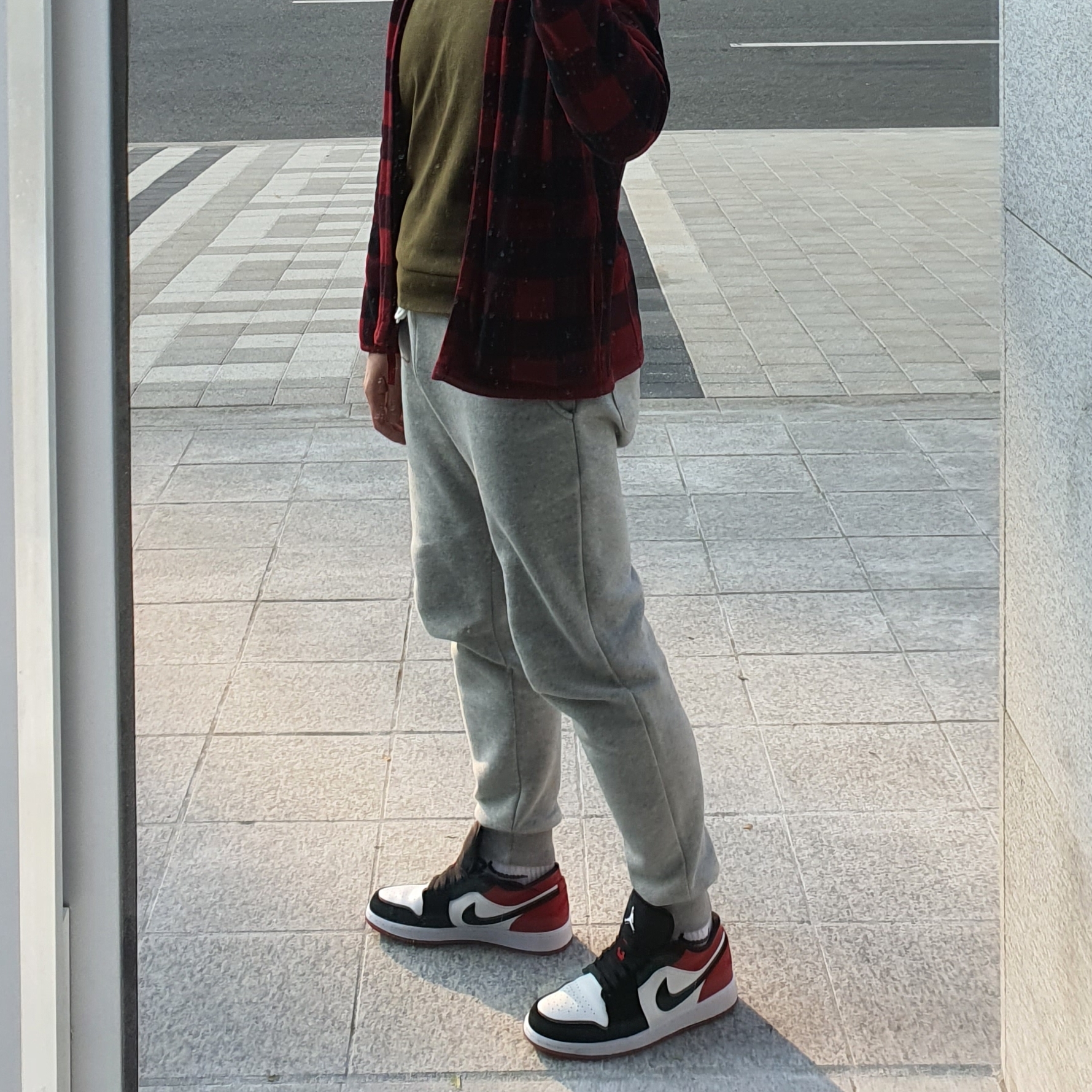 Jordan 1 Low Black Toe 착용 스타일 - 4