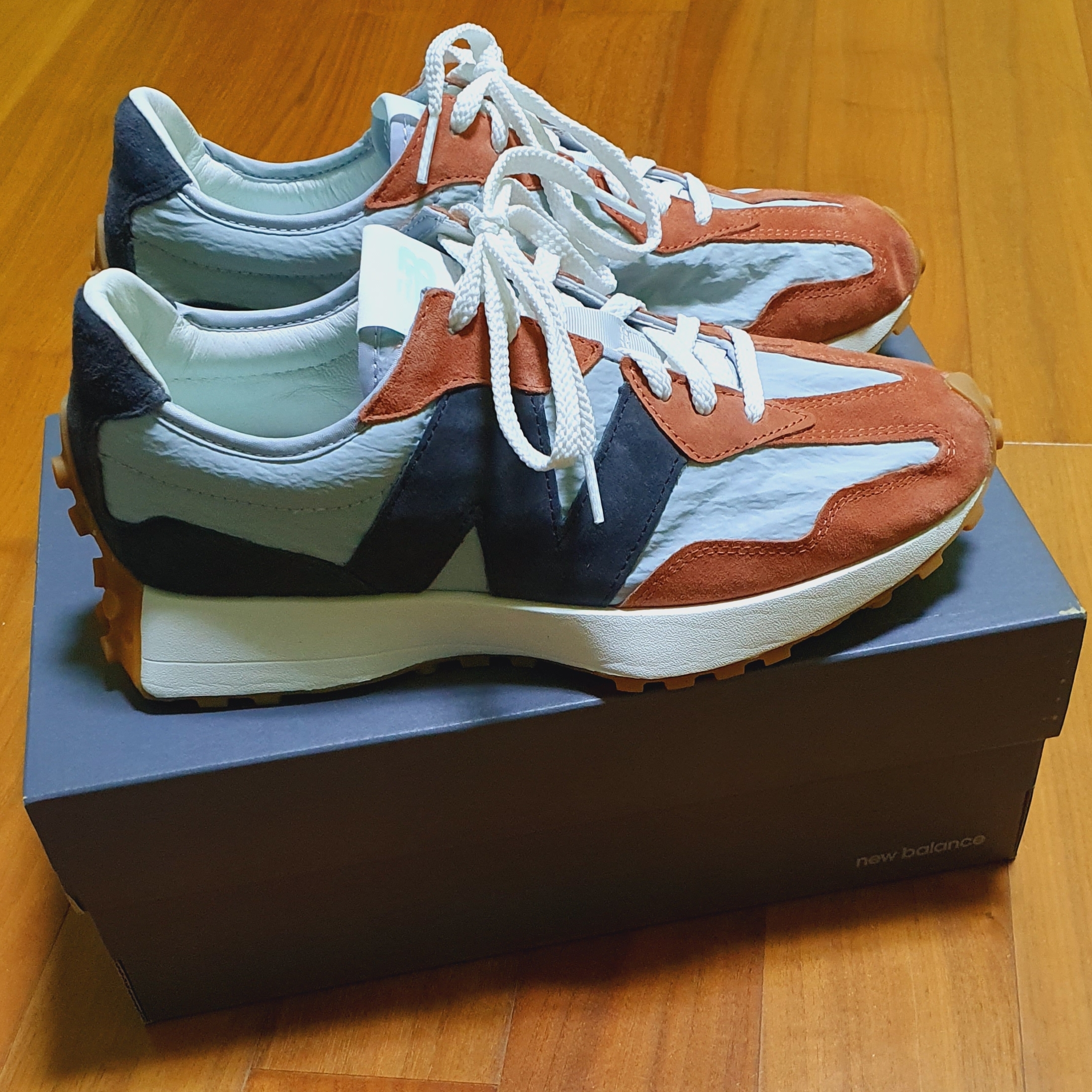New Balance 327 Brown Grey 착용 스타일