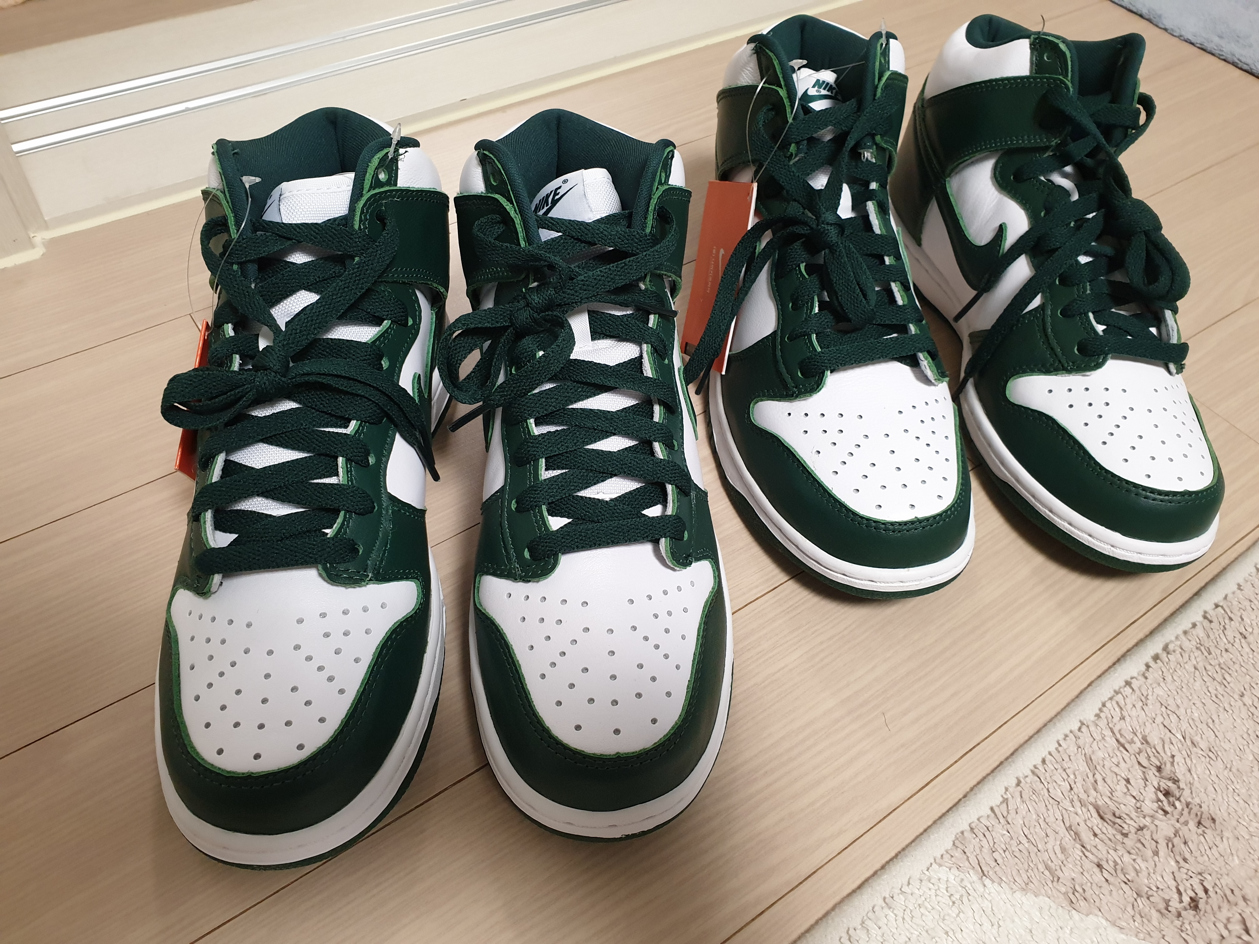 Jordan 1 Retro High OG Black Mocha, Nike x Off-White Dunk Low Pine Green 착용 스타일 - 3