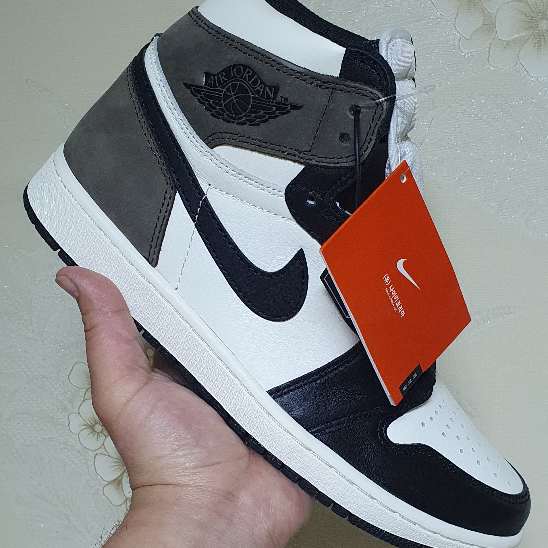 Jordan 1 Retro High OG Black Mocha 착용 스타일