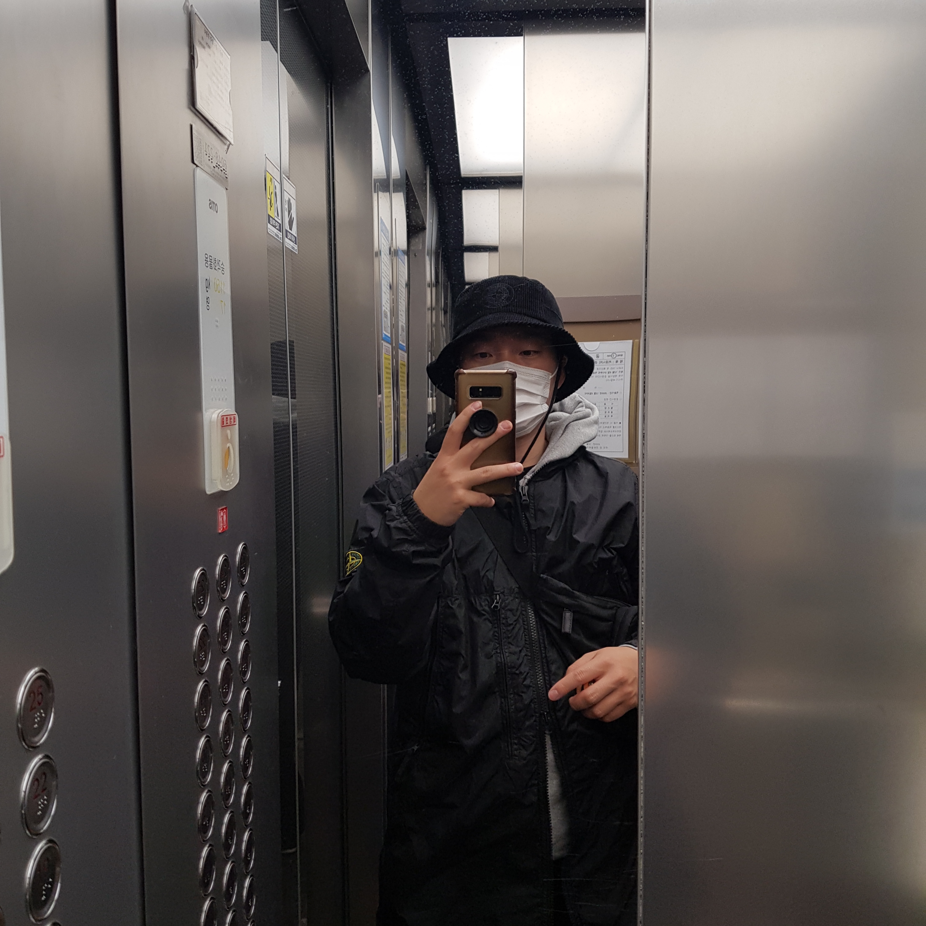 Supreme x Stone Island Corduroy Crusher Black - 20FW, Jordan 1 Retro High OG Black Mocha 착용 스타일