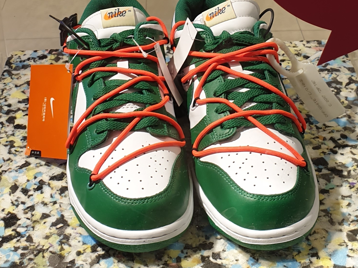 Jordan 1 Retro High OG Black Mocha, Nike x Off-White Dunk Low Pine Green 착용 스타일 - 2