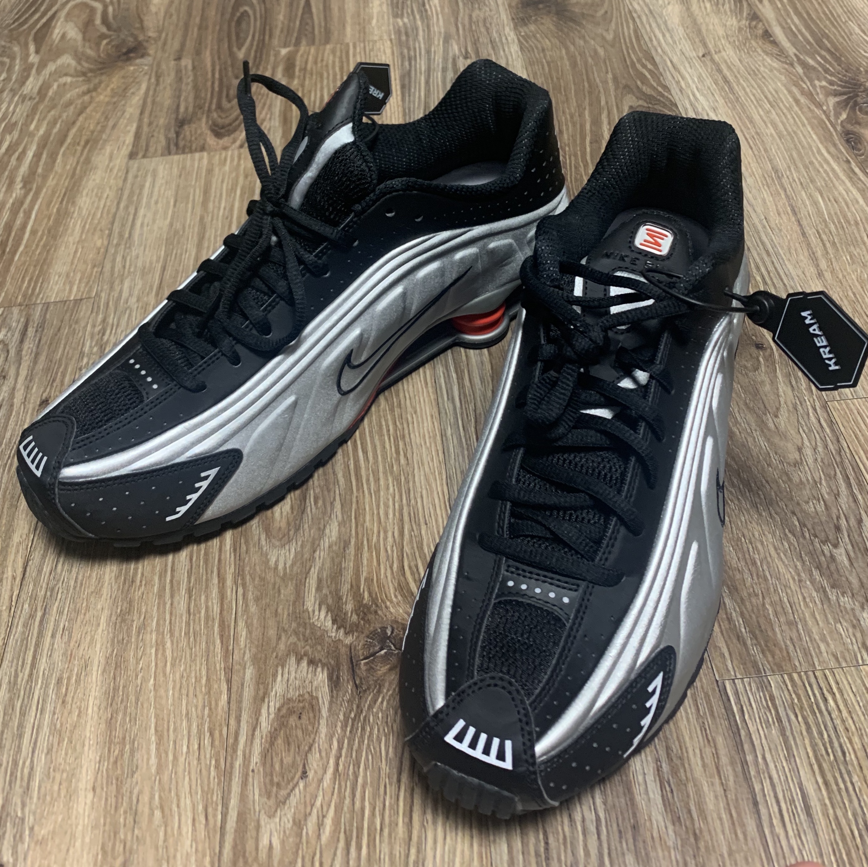 Nike Shox R4 Black and Metallic Silver 착용 스타일