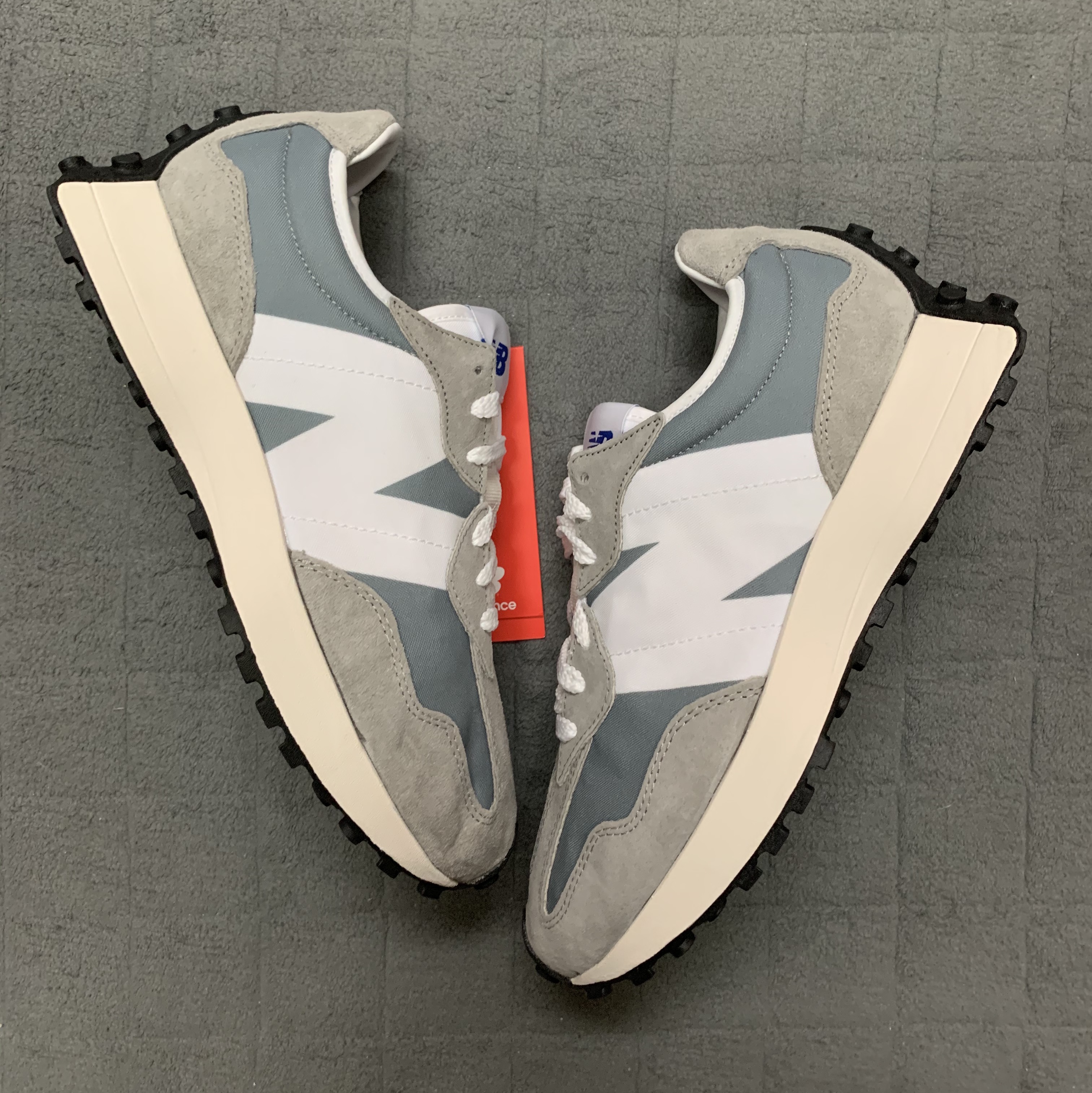 New Balance 327 Grey 착용 스타일