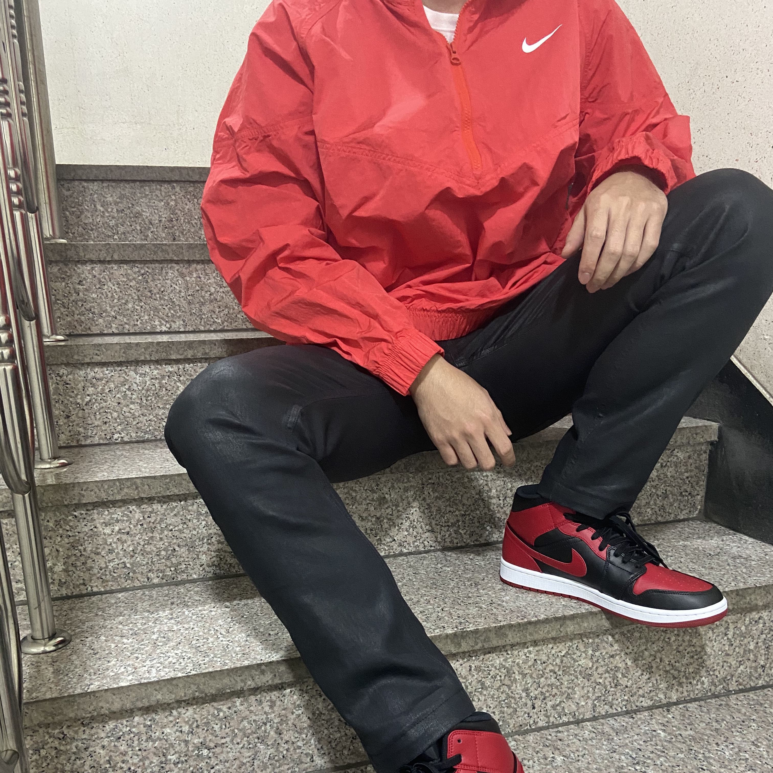 Nike x Stussy Windrunner Jacket Habanero Red, Jordan 1 Mid Bred Banned 2020 착용 스타일