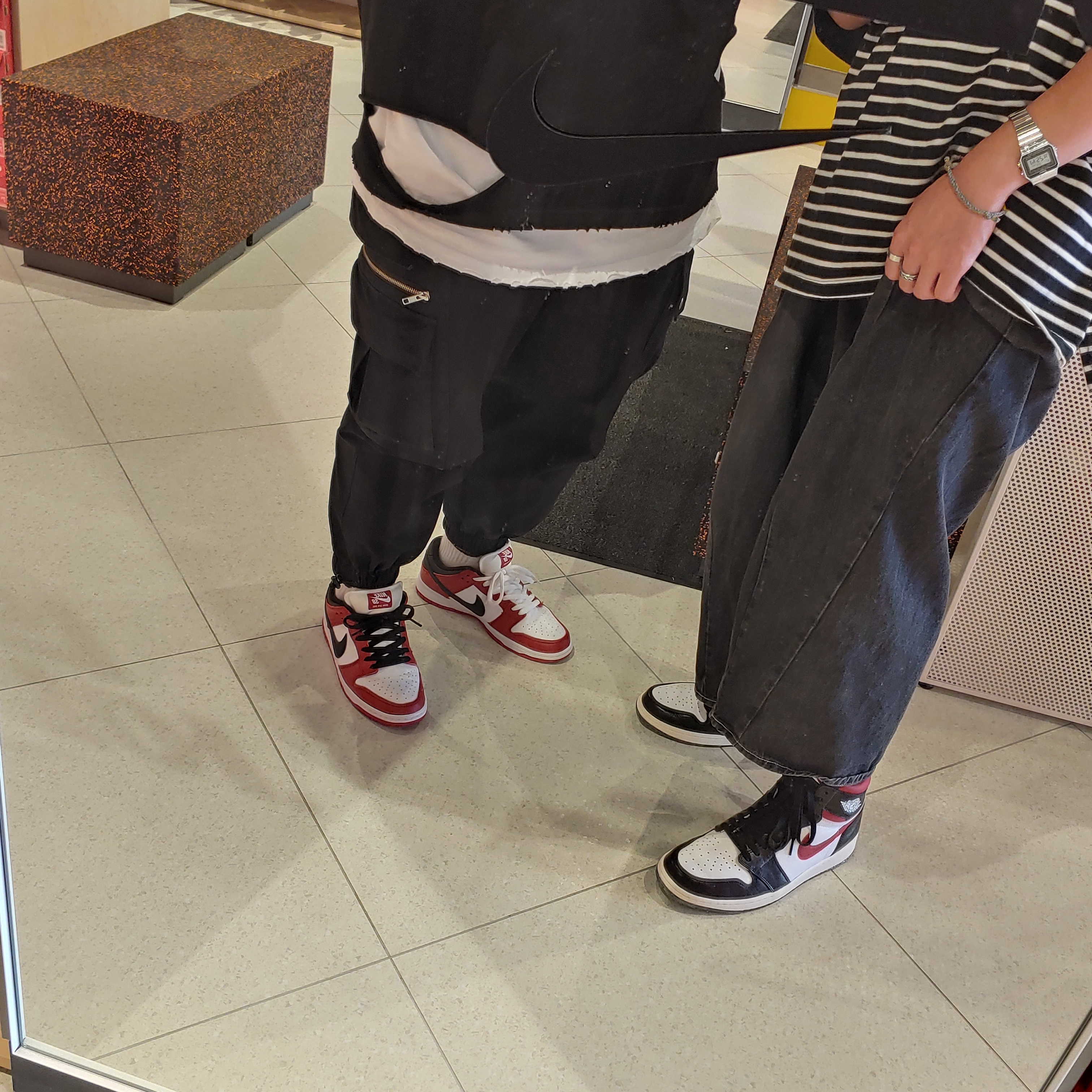 Jordan 1 Retro High OG Gym Red, Nike SB Dunk Low Pro Chicago 착용 스타일