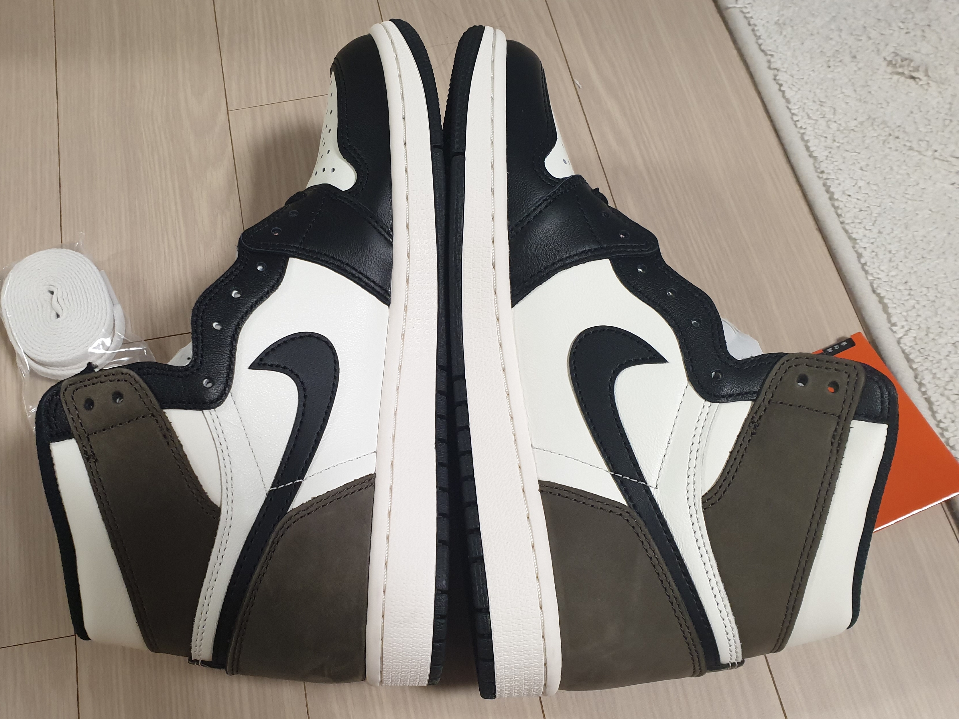 Jordan 1 Retro High OG Black Mocha, Nike x Off-White Dunk Low Pine Green 착용 스타일 - 1