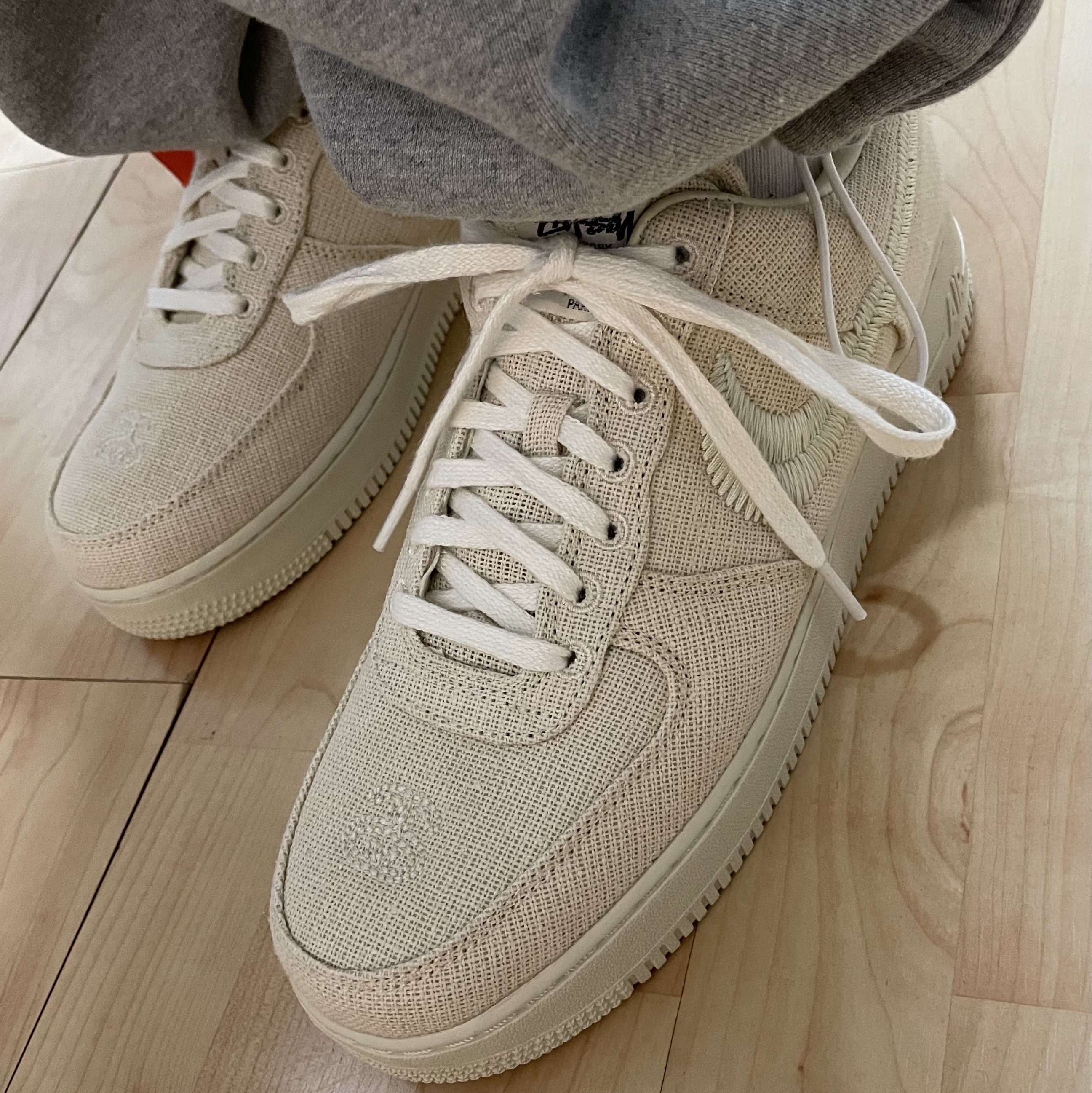 Nike x Stussy Air Force 1 Low Fossil 착용 스타일 - 5