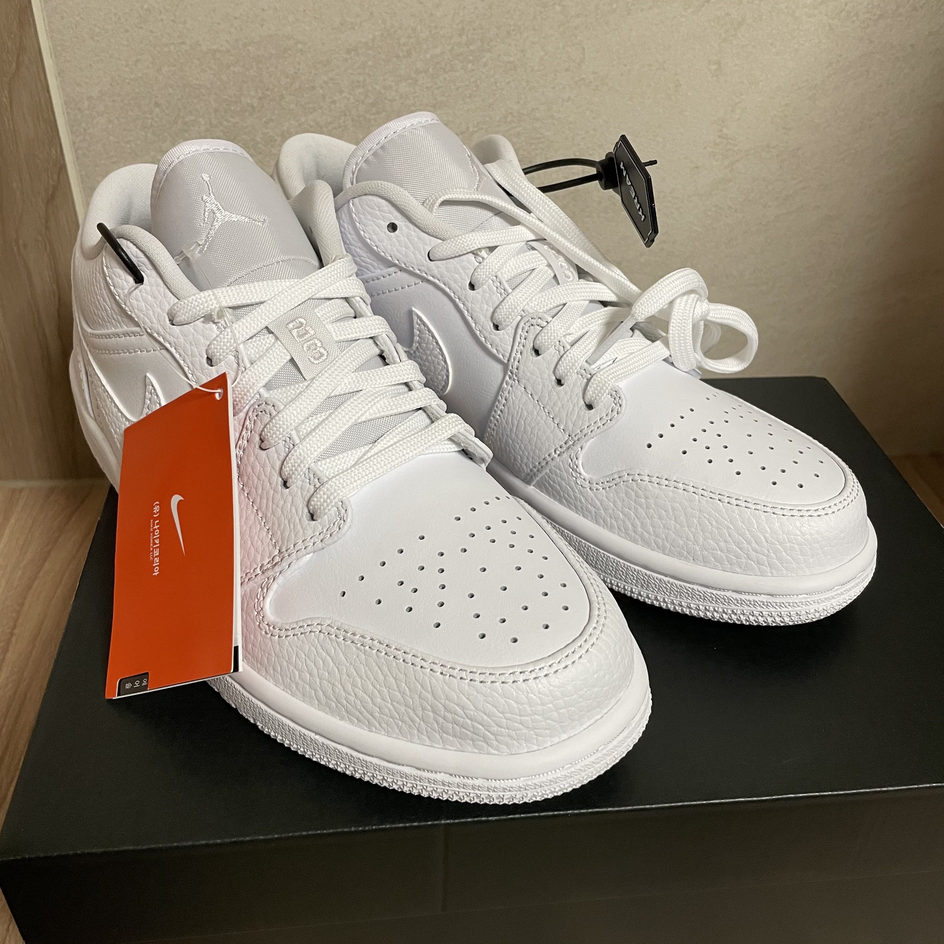 Jordan 1 Low Triple White Tumbled Leather 2020 착용 스타일 - 1