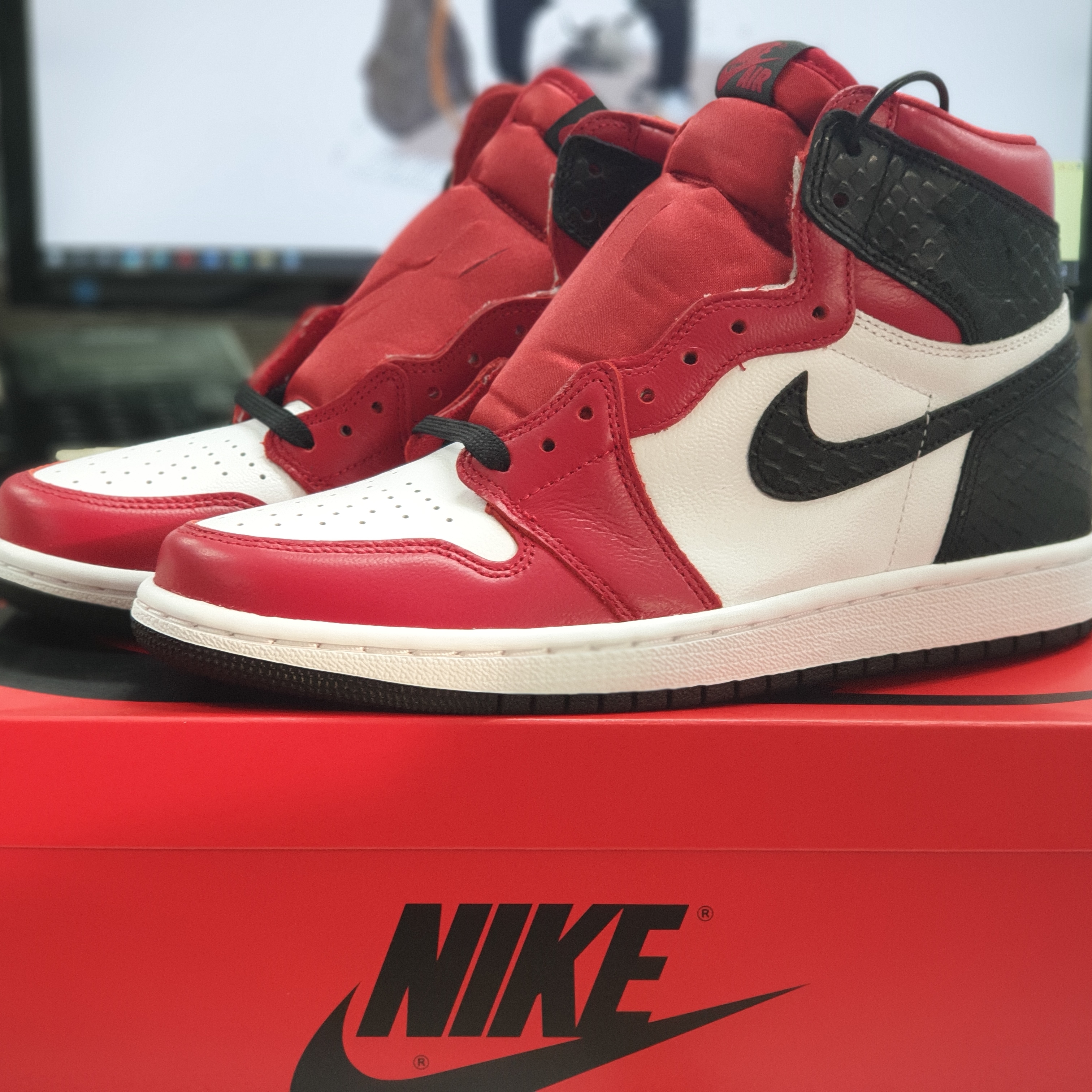 (W) Jordan 1 Retro High Satin Red 착용 스타일