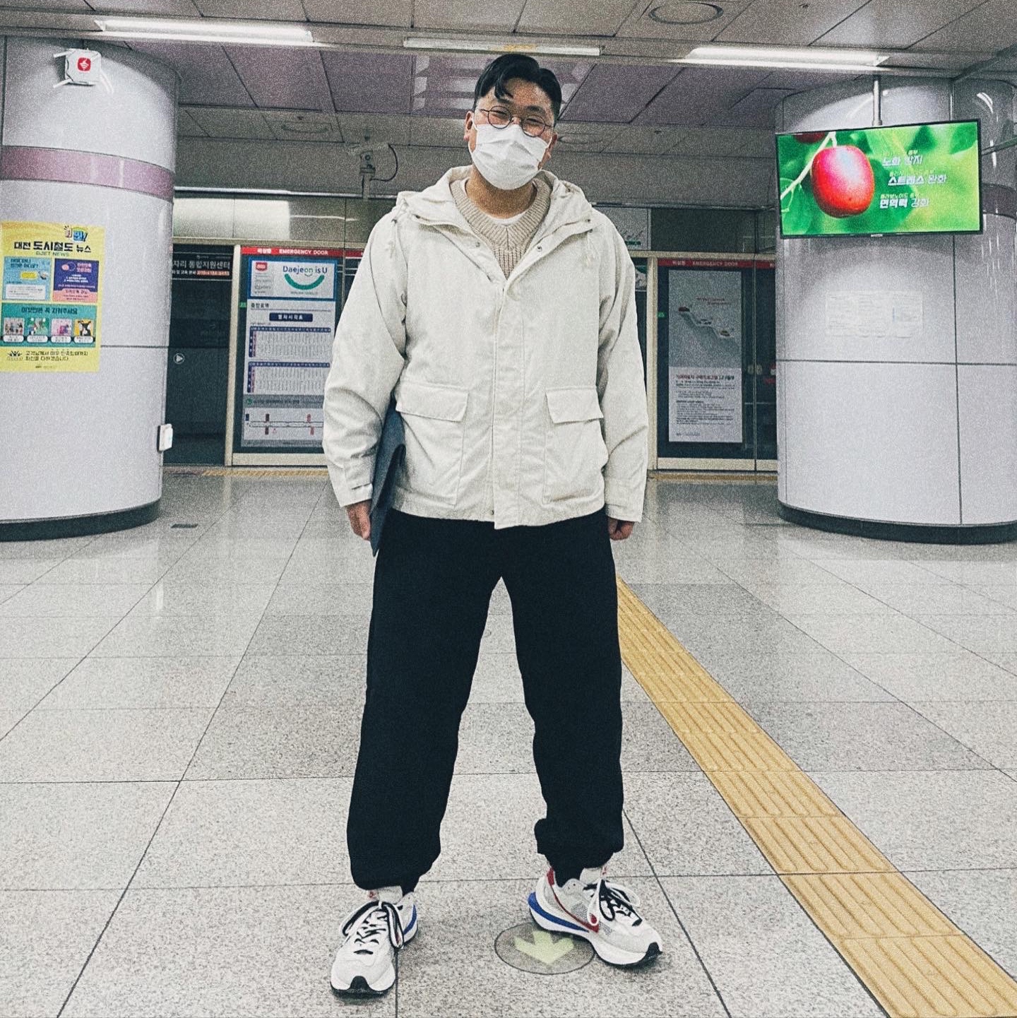 Nike x Sacai VaporWaffle Royal Fuchsia 착용 스타일 - 1