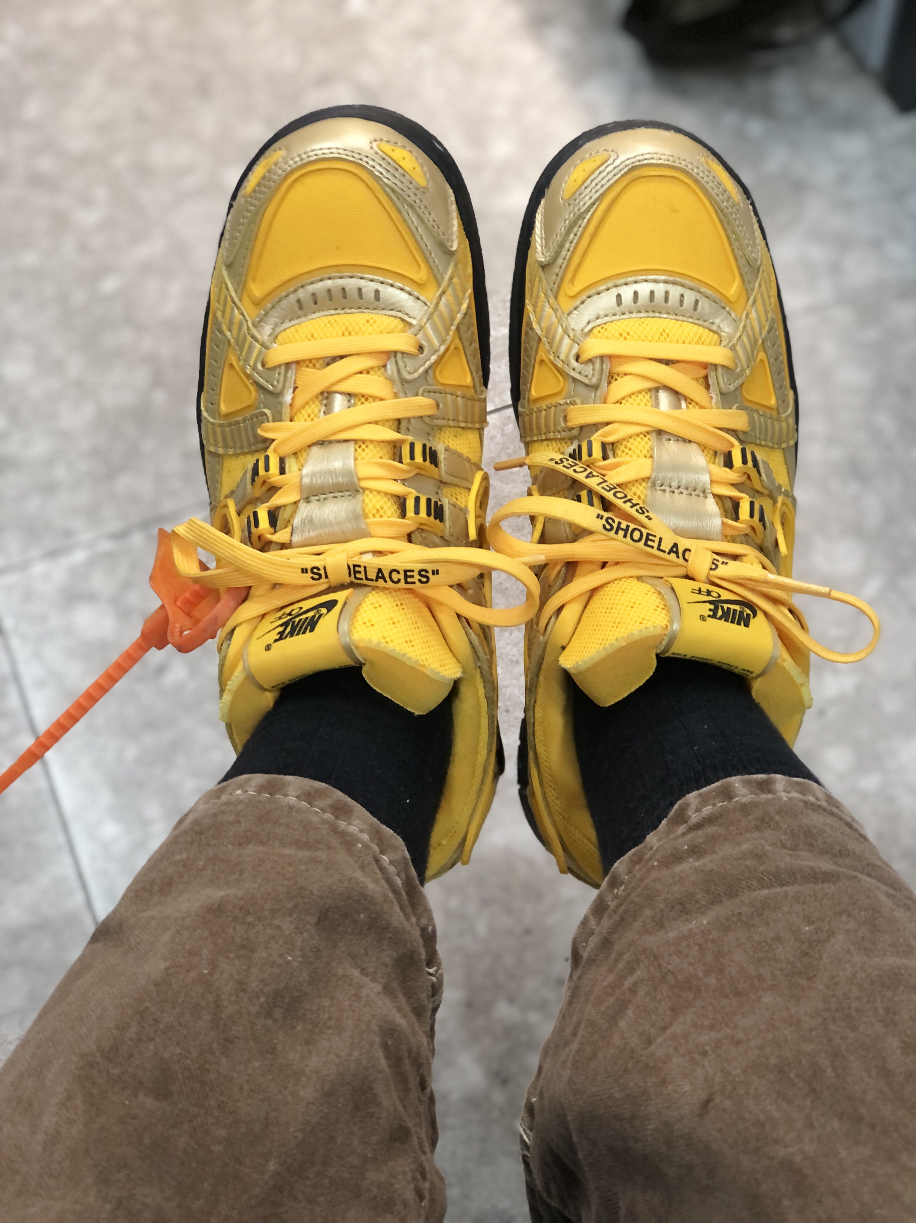 Nike x Off-White Air Rubber Dunk University Gold 착용 스타일