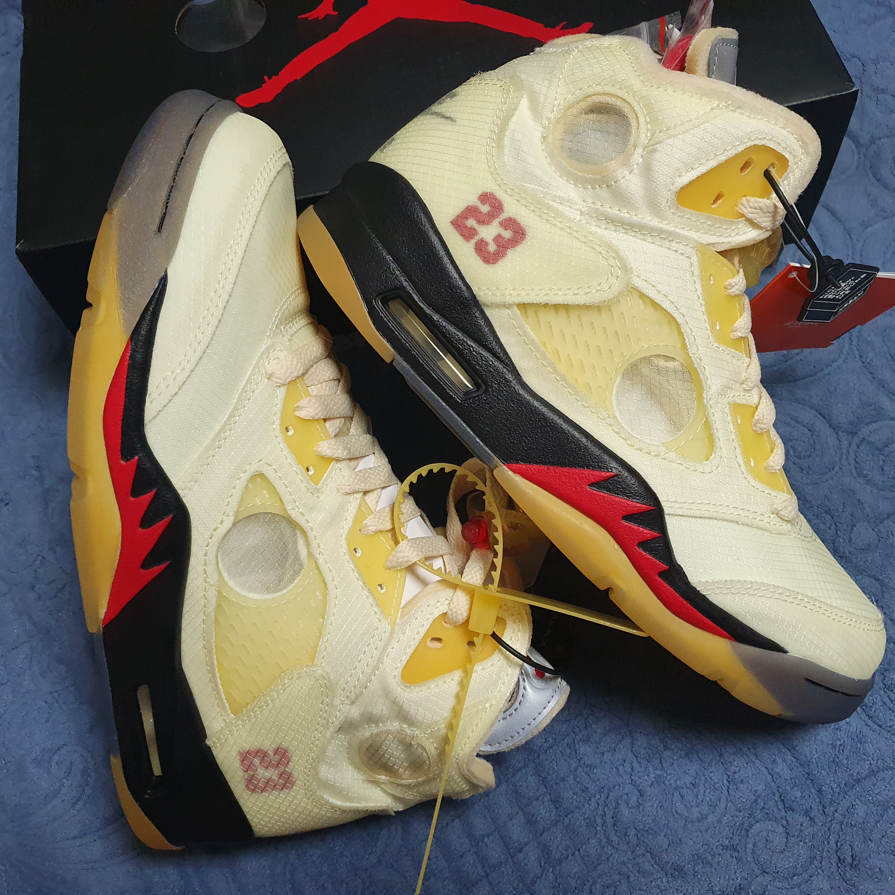 Jordan 5 x Off-White Retro SP Sail Fire Red 착용 스타일 - 2