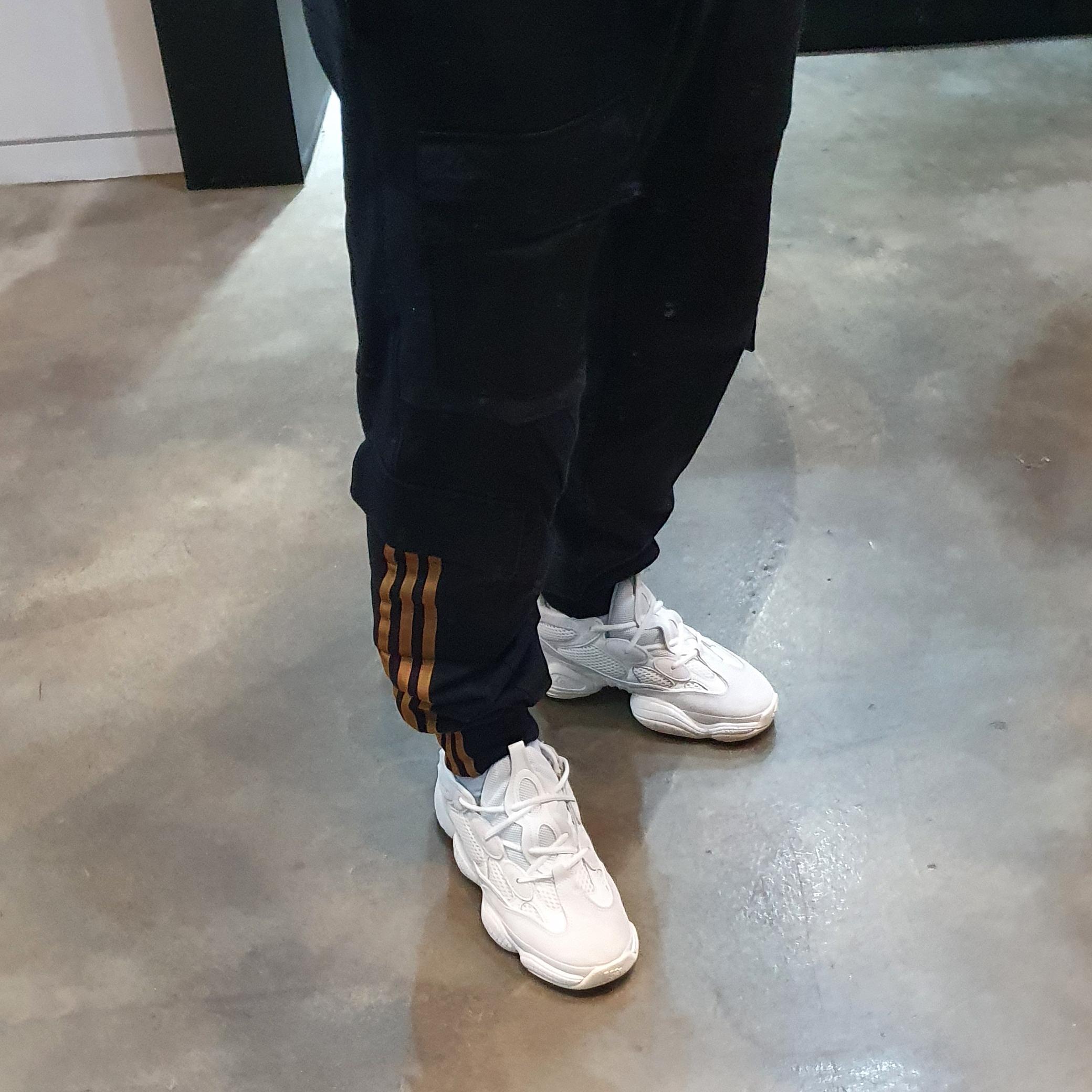 Adidas Yeezy 500 Bone White 착용 스타일