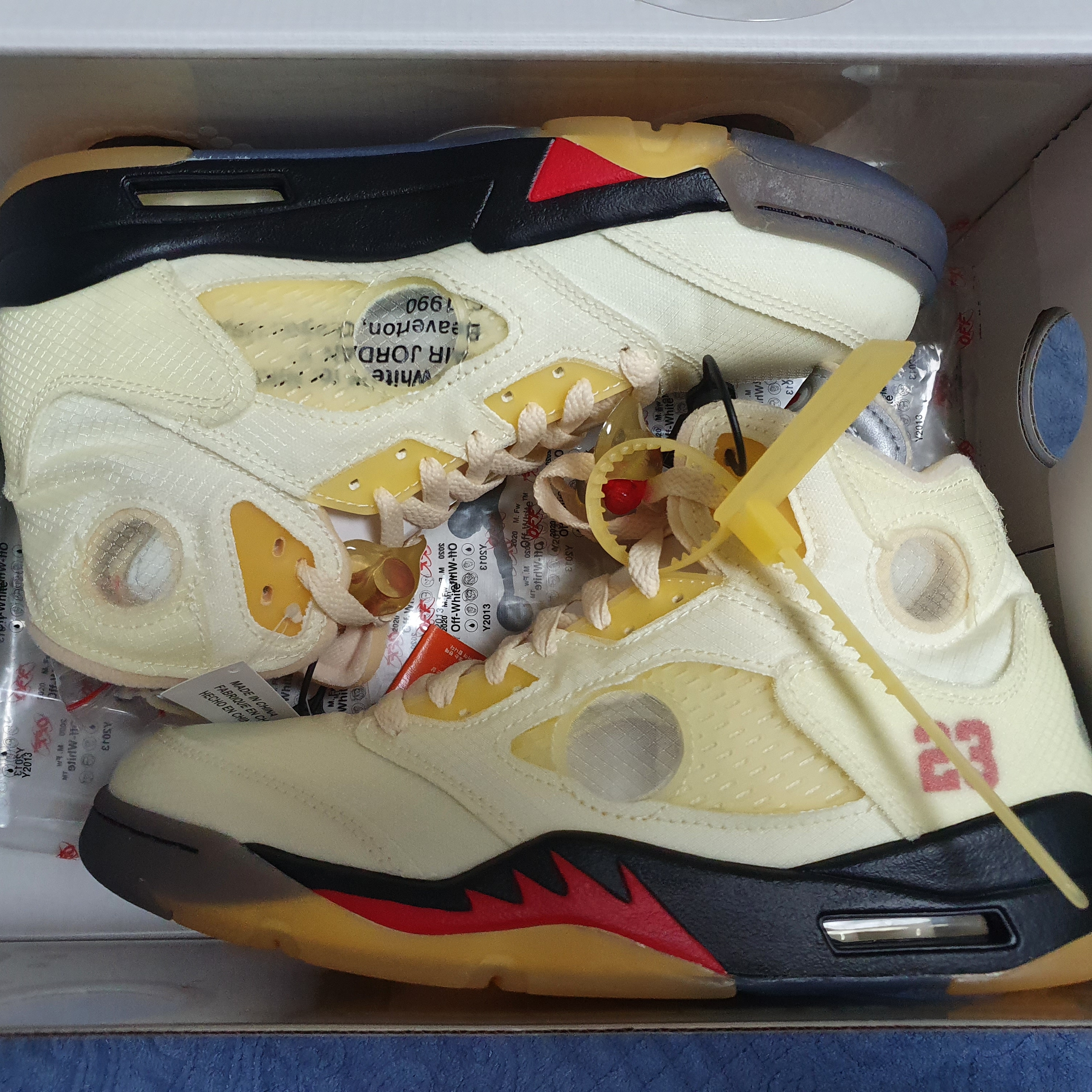 Jordan 5 x Off-White Retro SP Sail Fire Red 착용 스타일 - 3
