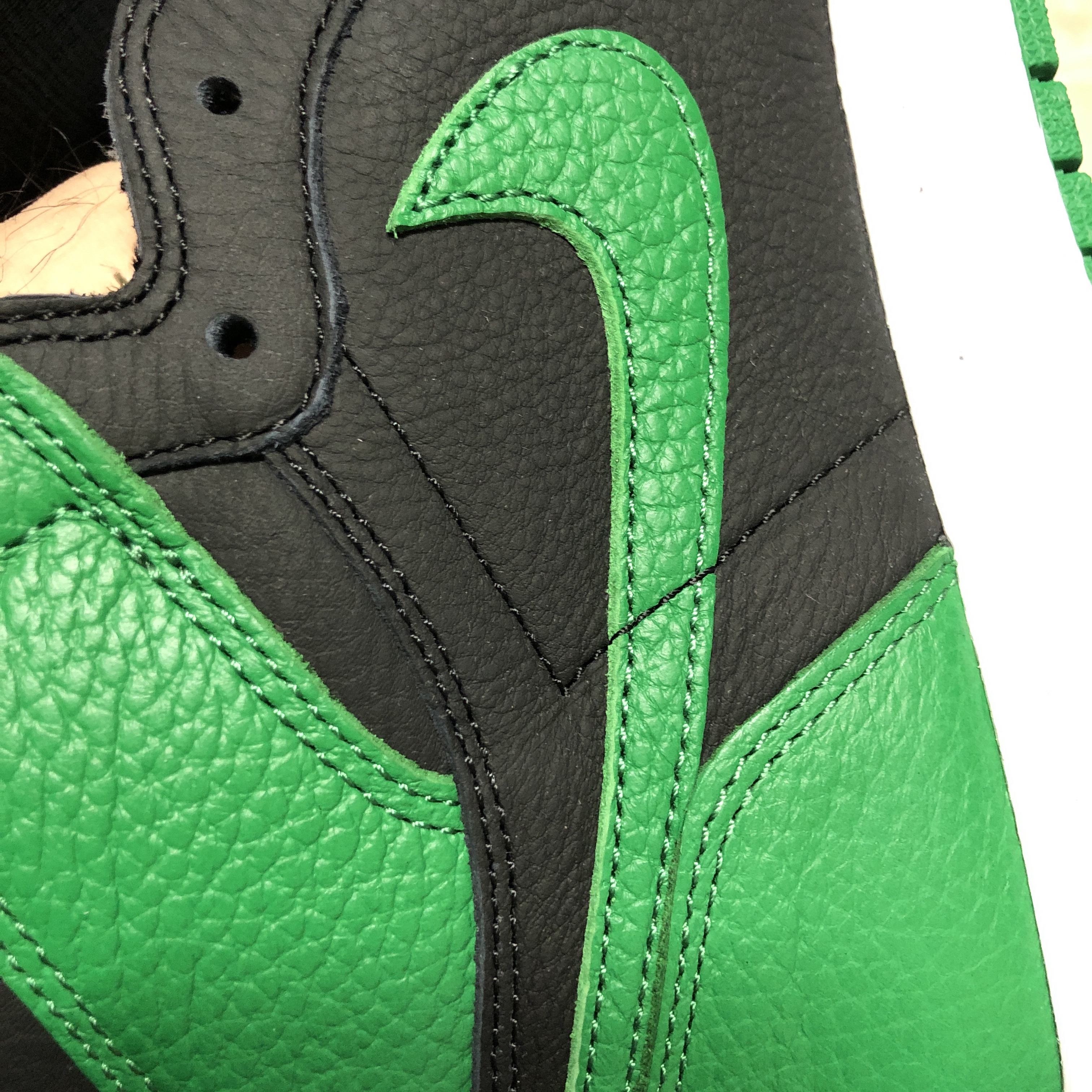 Jordan 1 Retro High OG Pine Green Black 착용 스타일 - 3