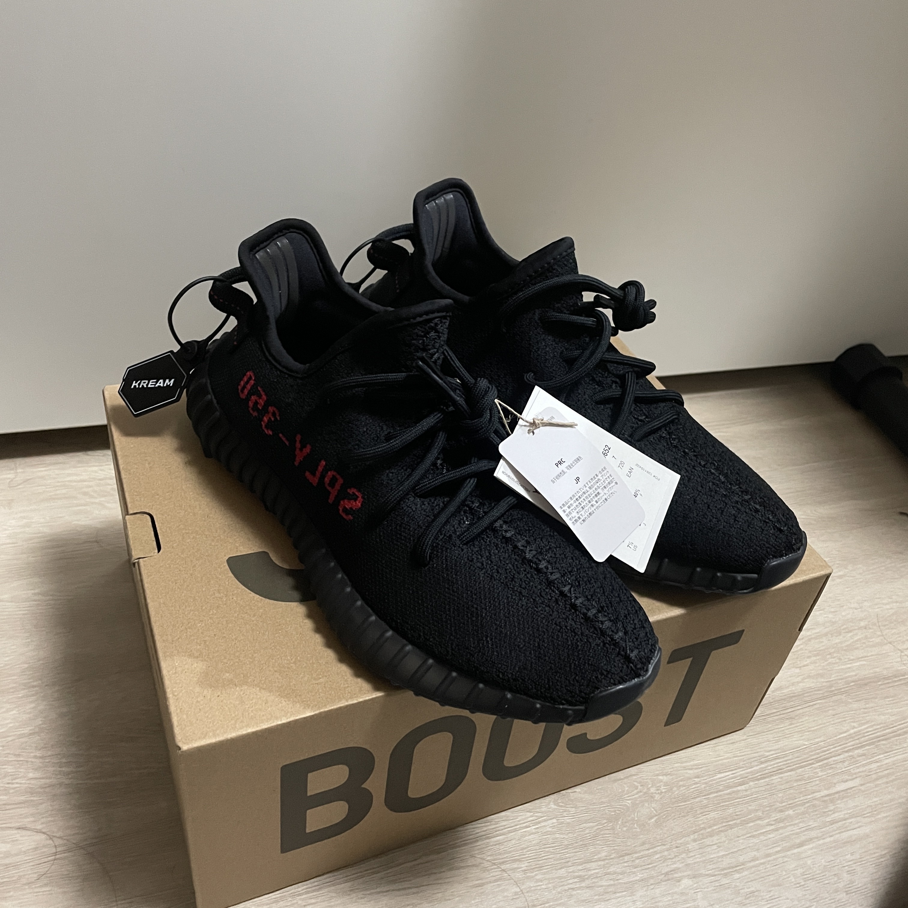 Adidas Yeezy Boost 350 V2 Black Red 2020 착용 스타일