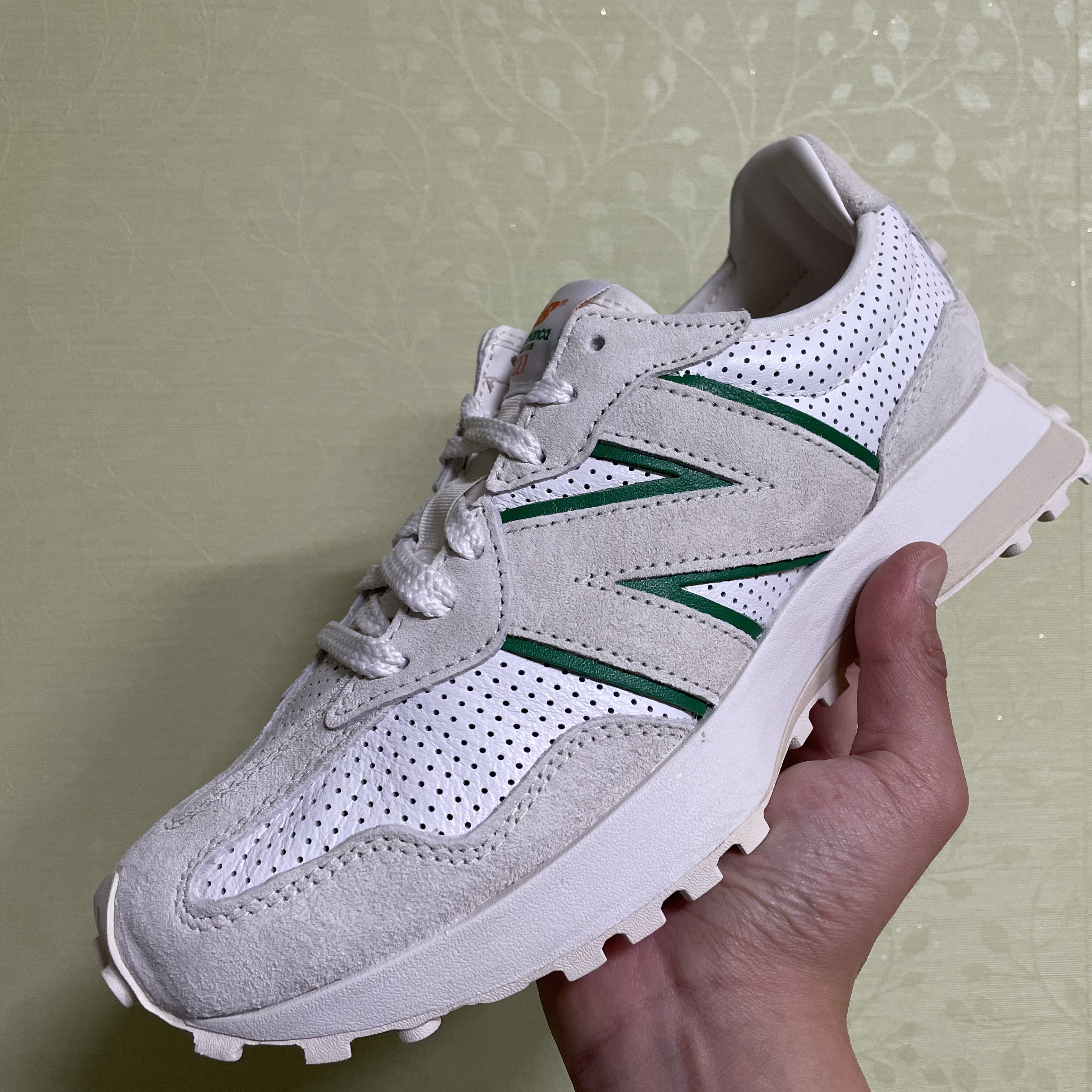 New Balance x Casablanca 327 Idealist Off White Green 착용 스타일 - 1