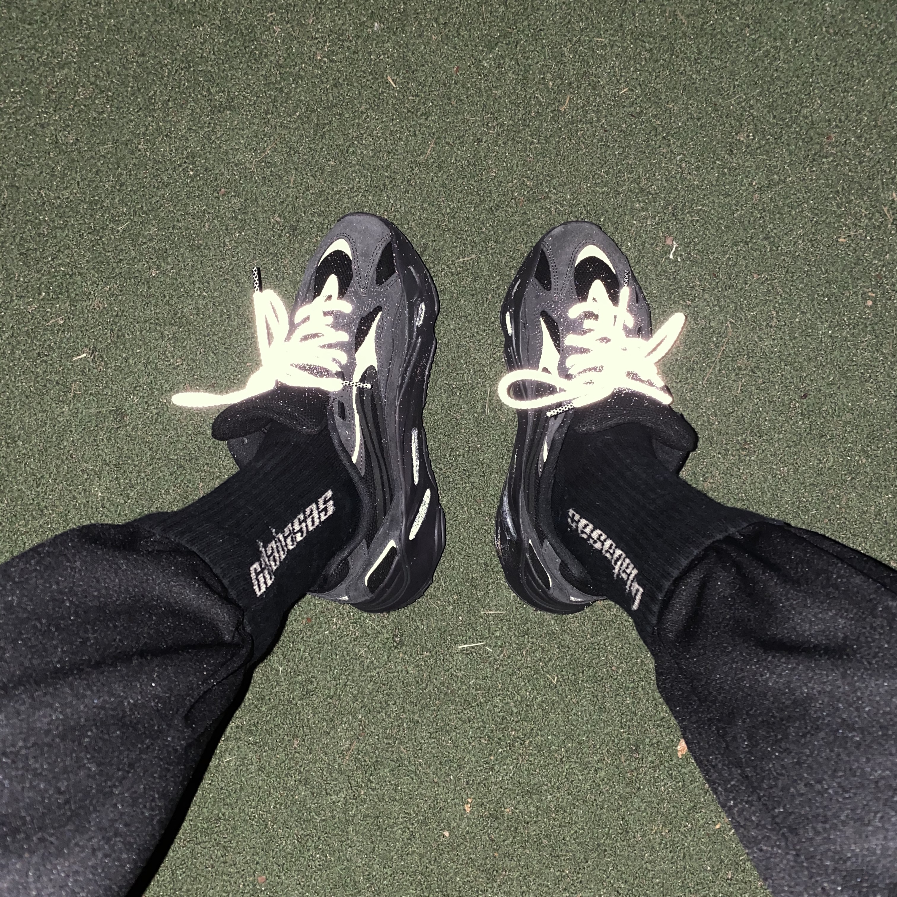 Adidas Yeezy Boost 700 V2 Vanta 2019 착용 스타일 - 1