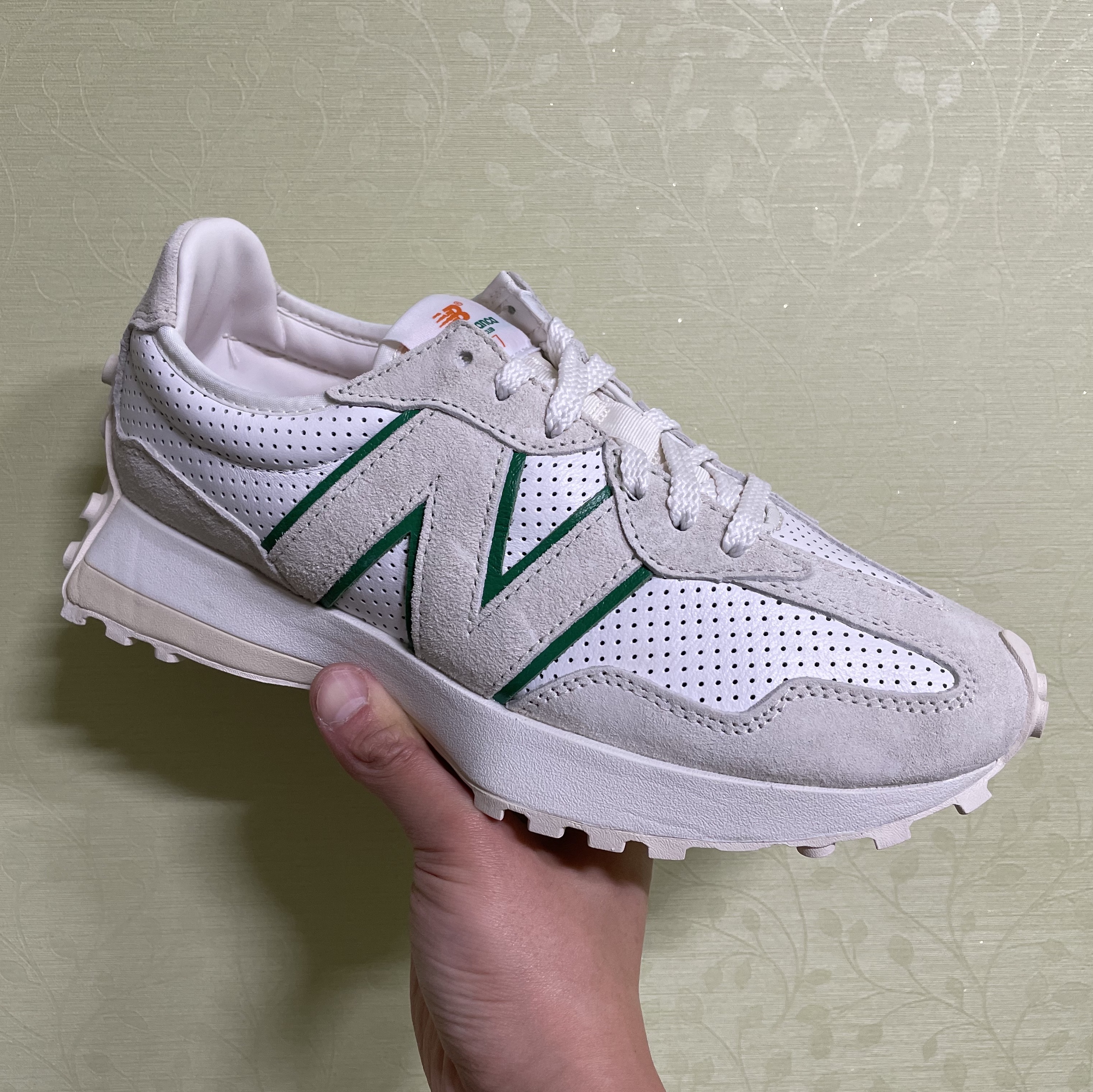 New Balance x Casablanca 327 Idealist Off White Green 착용 스타일 - 2