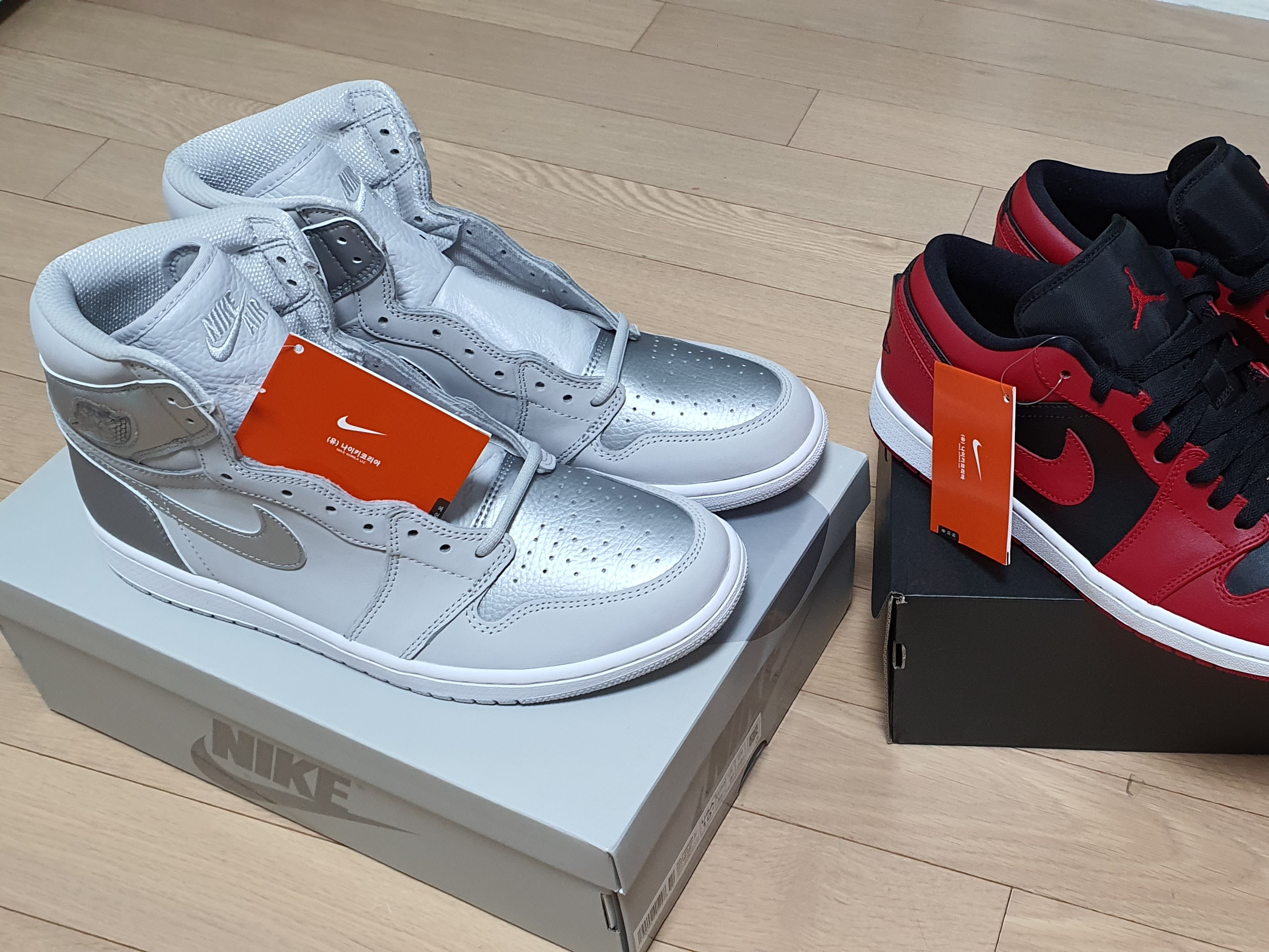 Jordan 1 Retro High OG CO.JP Neutral Grey, Jordan 1 Low Varsity Red 착용 스타일