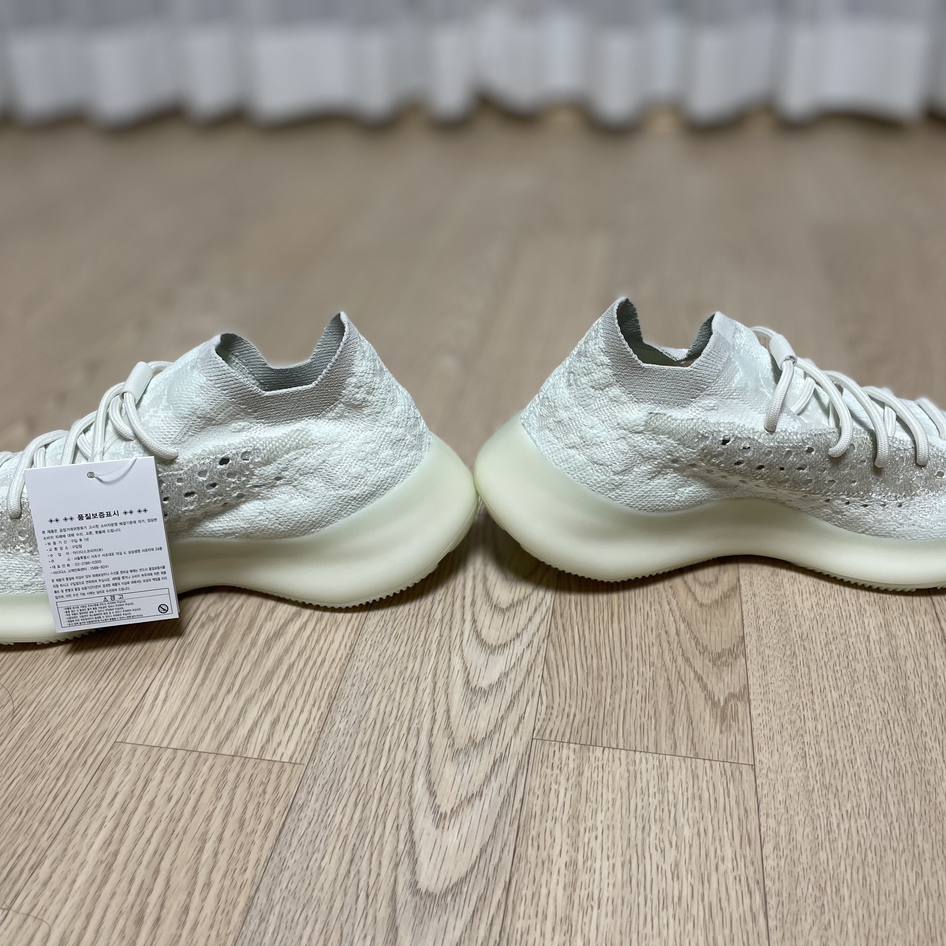 Adidas Yeezy Boost 380 Calcite Glow 착용 스타일 - 4