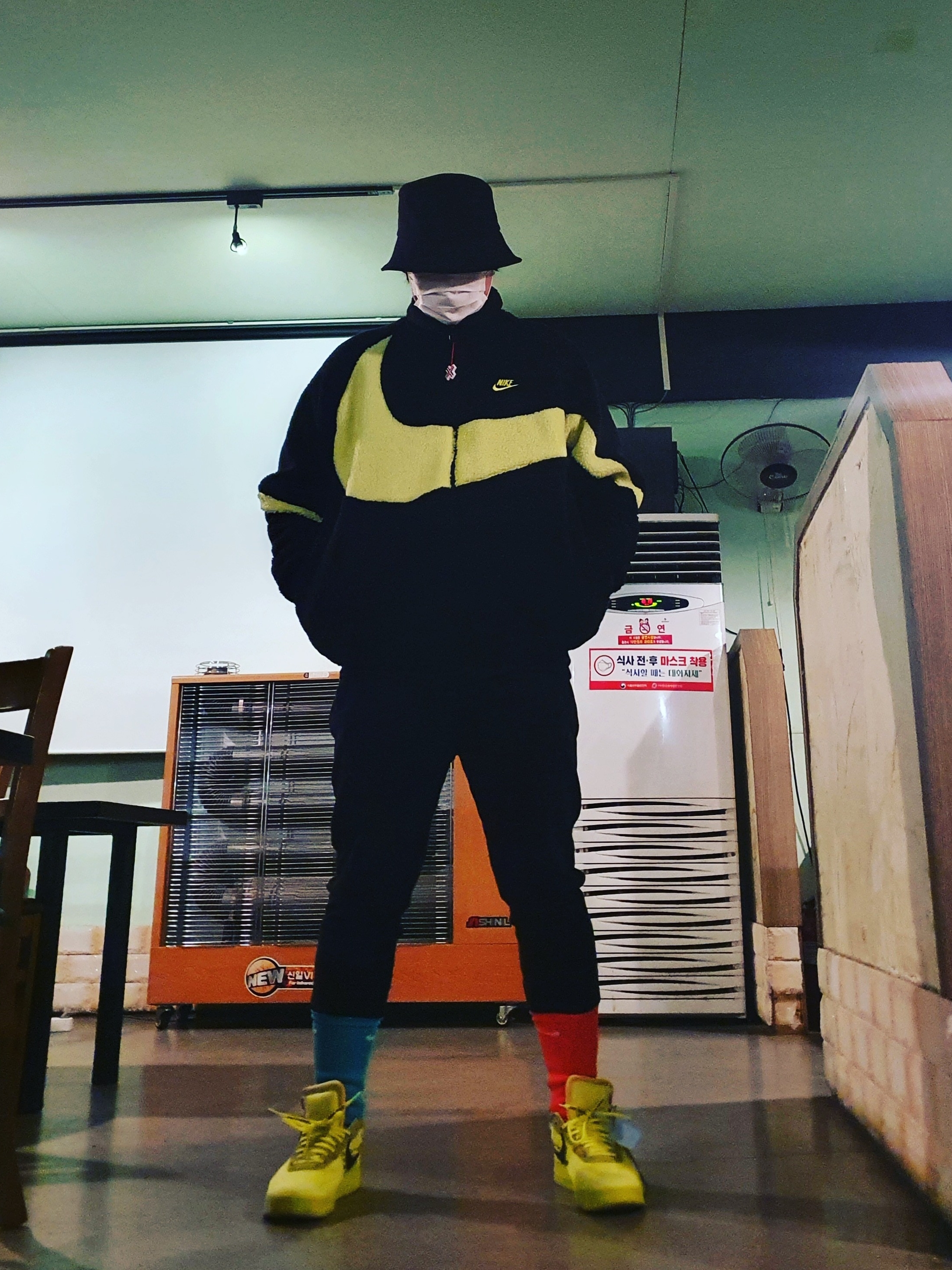 Nike x Off-White Air Force 1 Low Volt, Nike Big Swoosh Full Zip Jacket Black Volt 착용 스타일