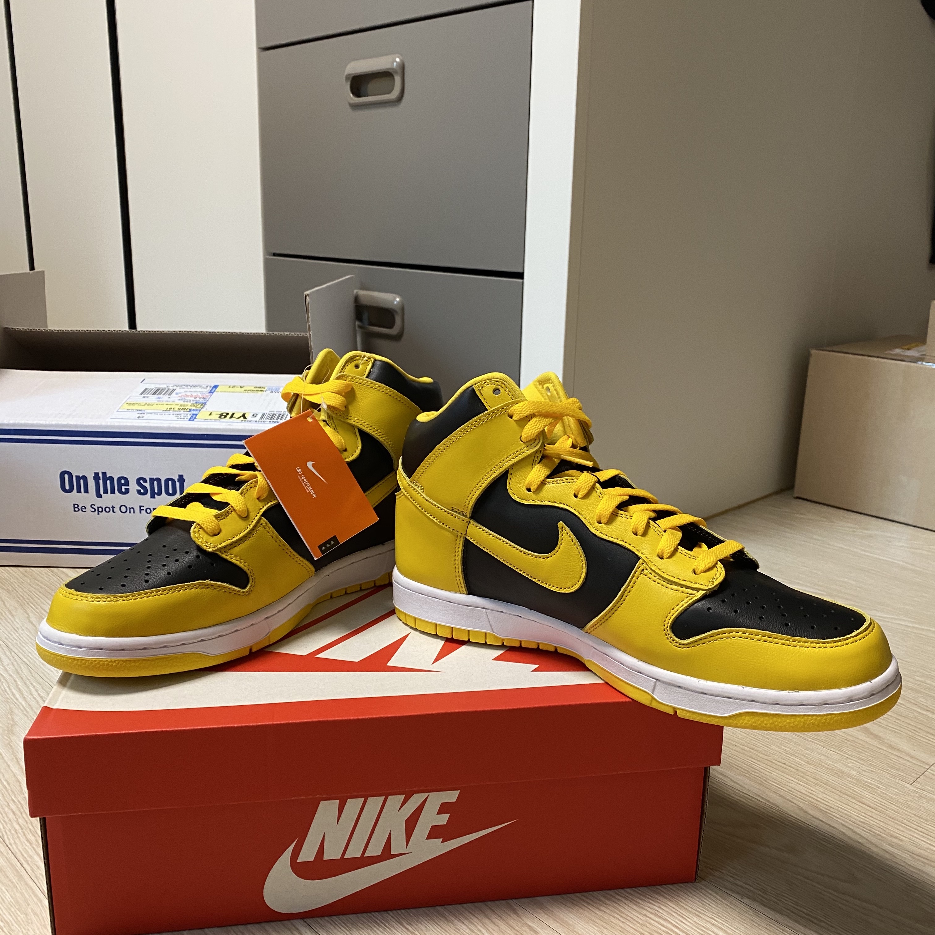 Nike Dunk High SP Varsity Maize 착용 스타일